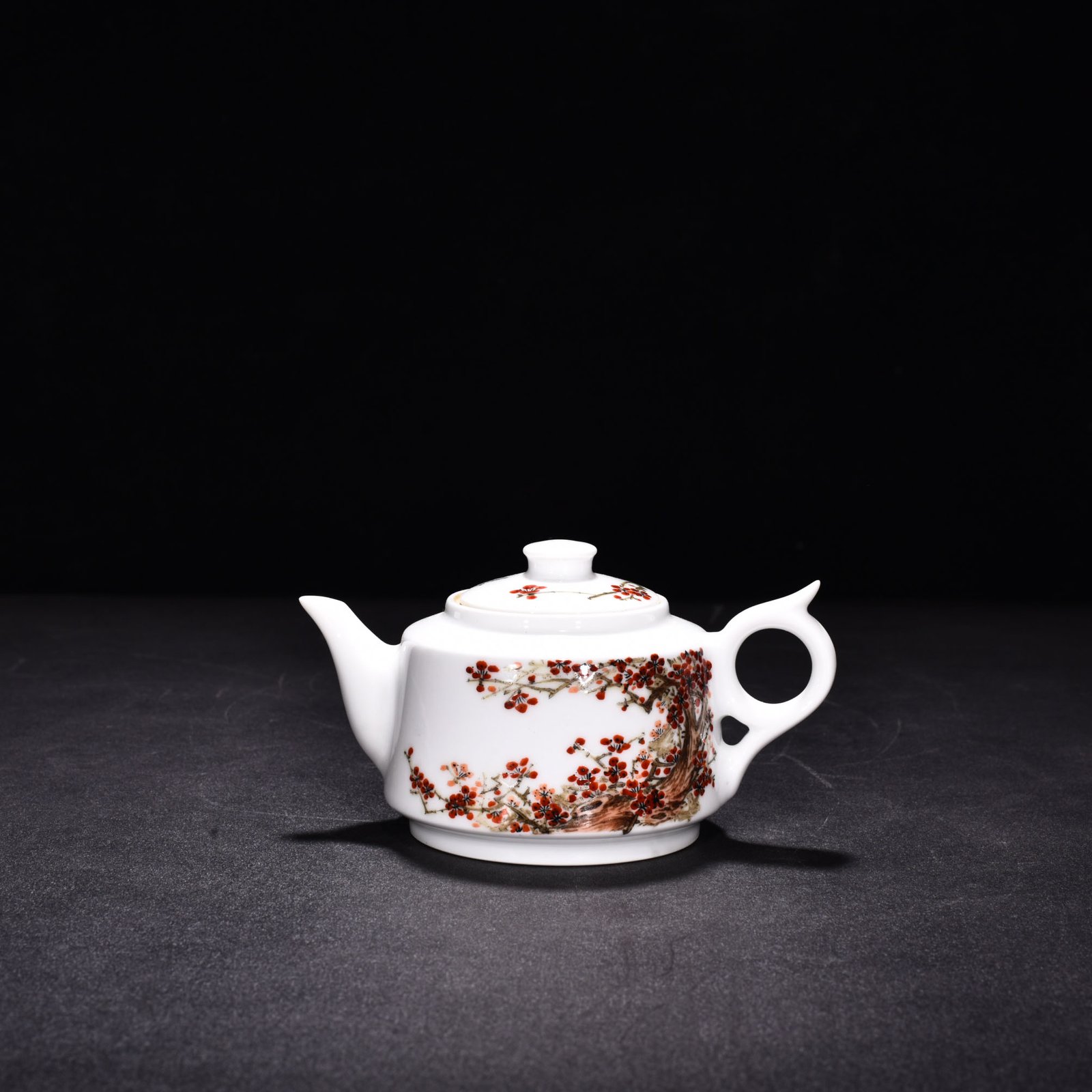 Wang Dynasty Heting’s Pastel Plum Blossom Pot in the Early Liberation Period