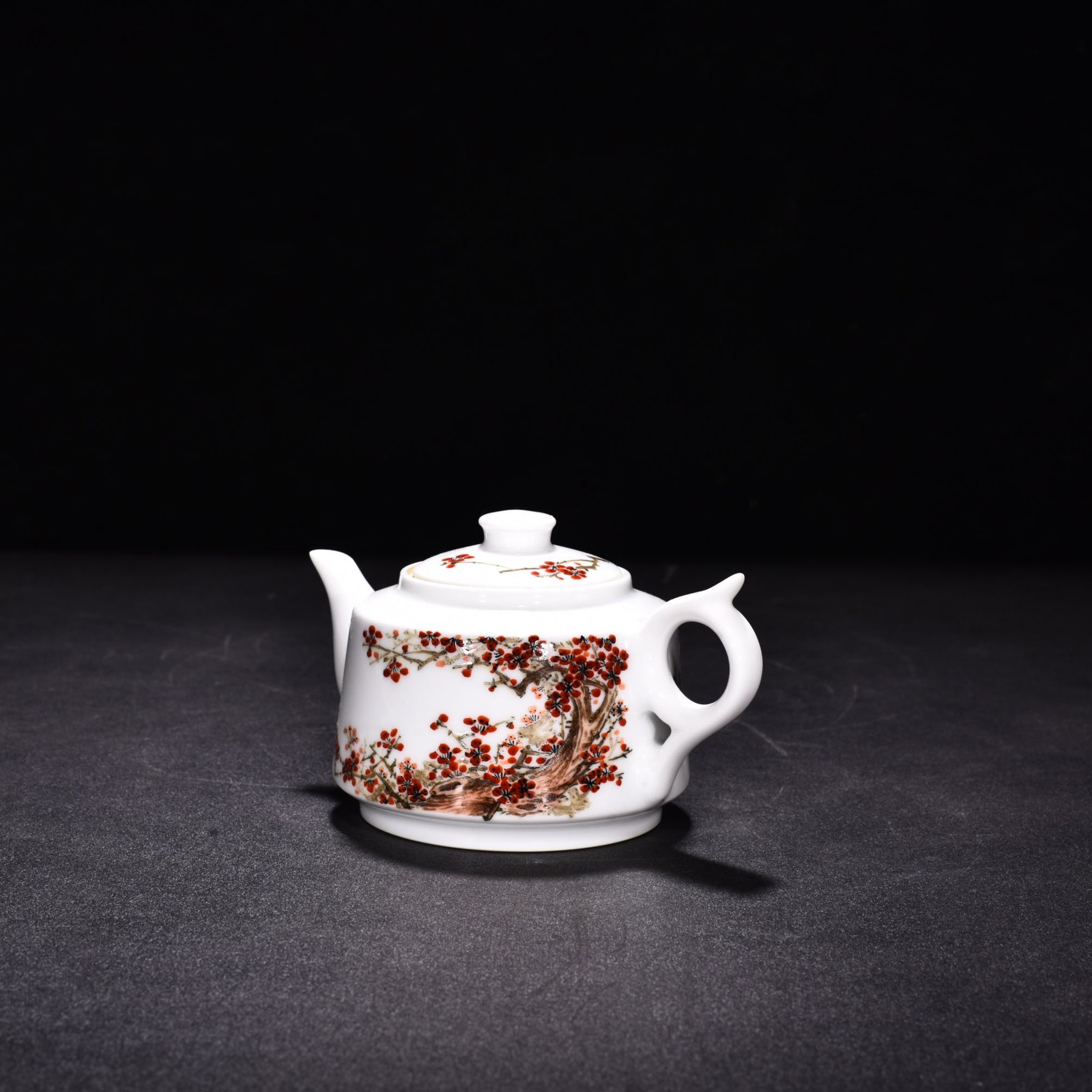 Wang Dynasty Heting’s Pastel Plum Blossom Pot in the Early Liberation Period