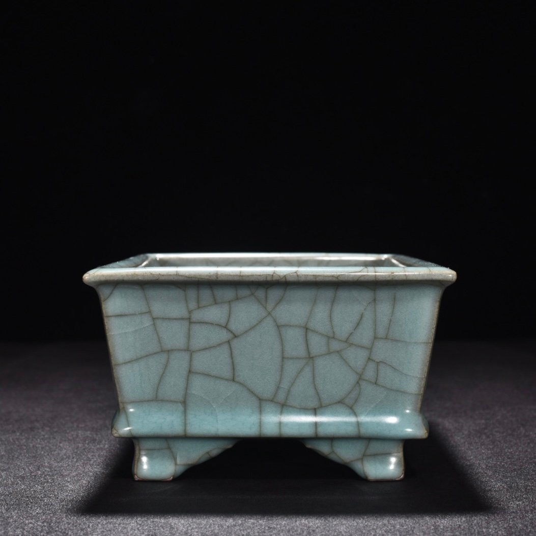 Liao Dynasty official kiln celadon square narcissus basin