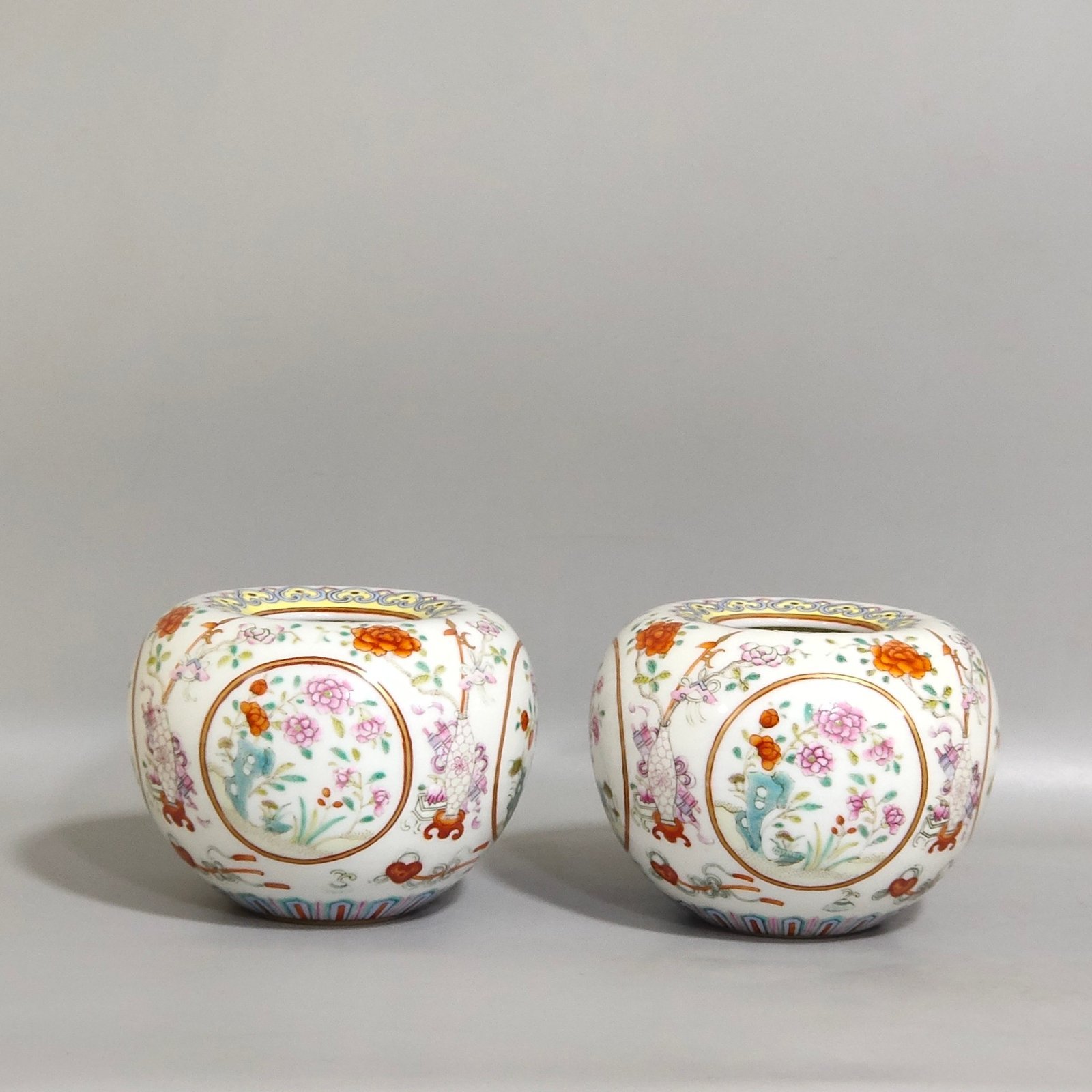 Qing Dynasty Qianlong Window flower and apple washer
