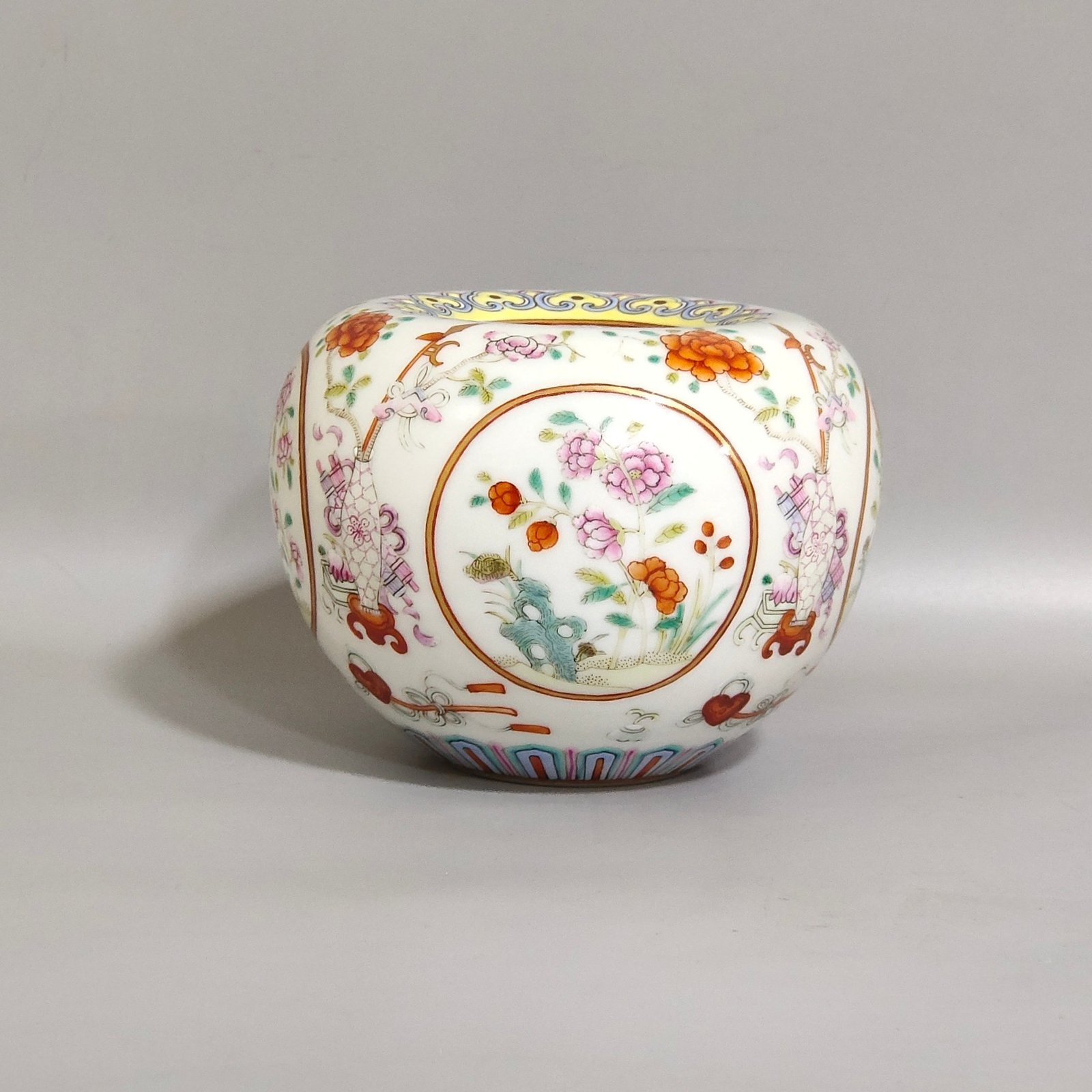 Qing Dynasty Qianlong Window flower and apple washer