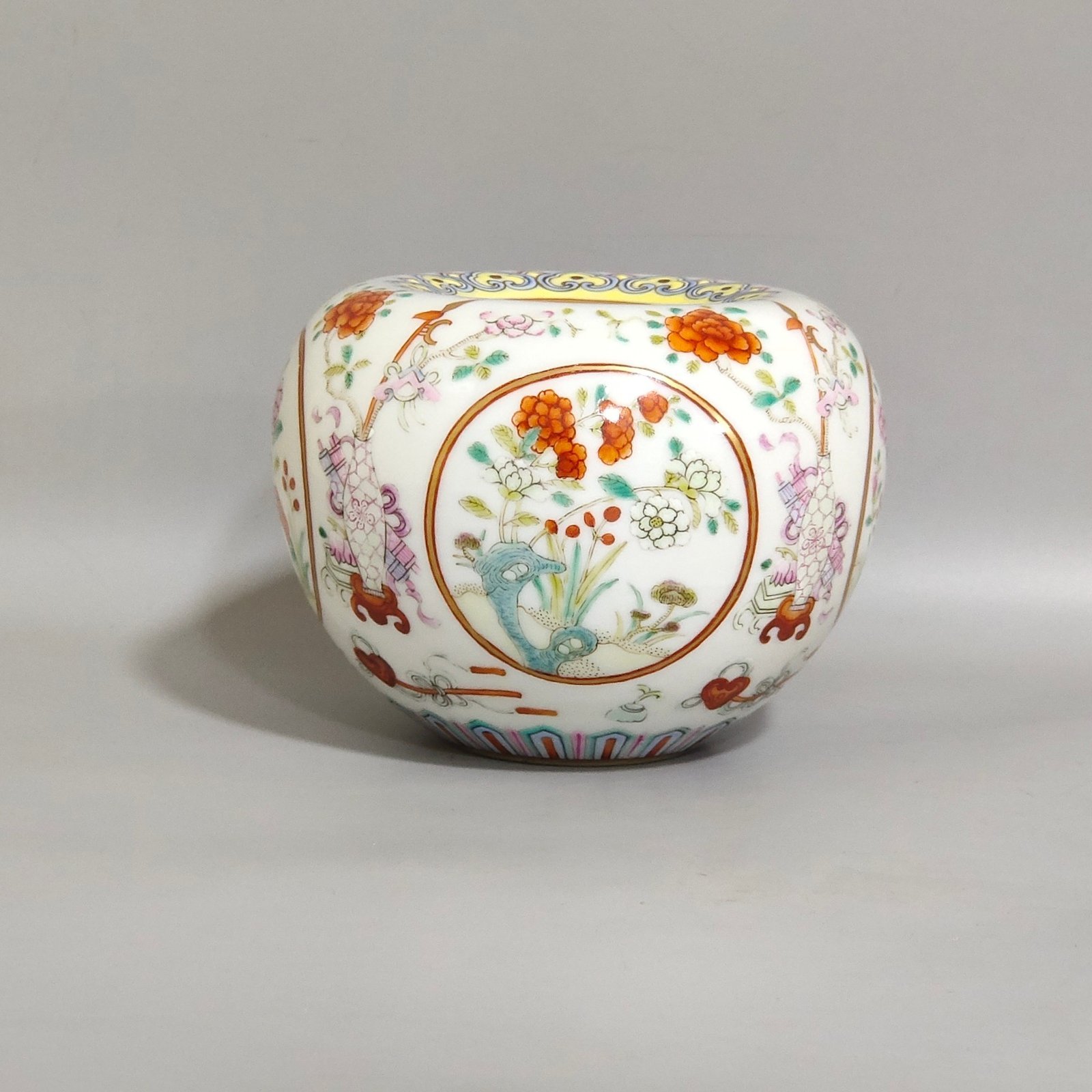 Qing Dynasty Qianlong Window flower and apple washer