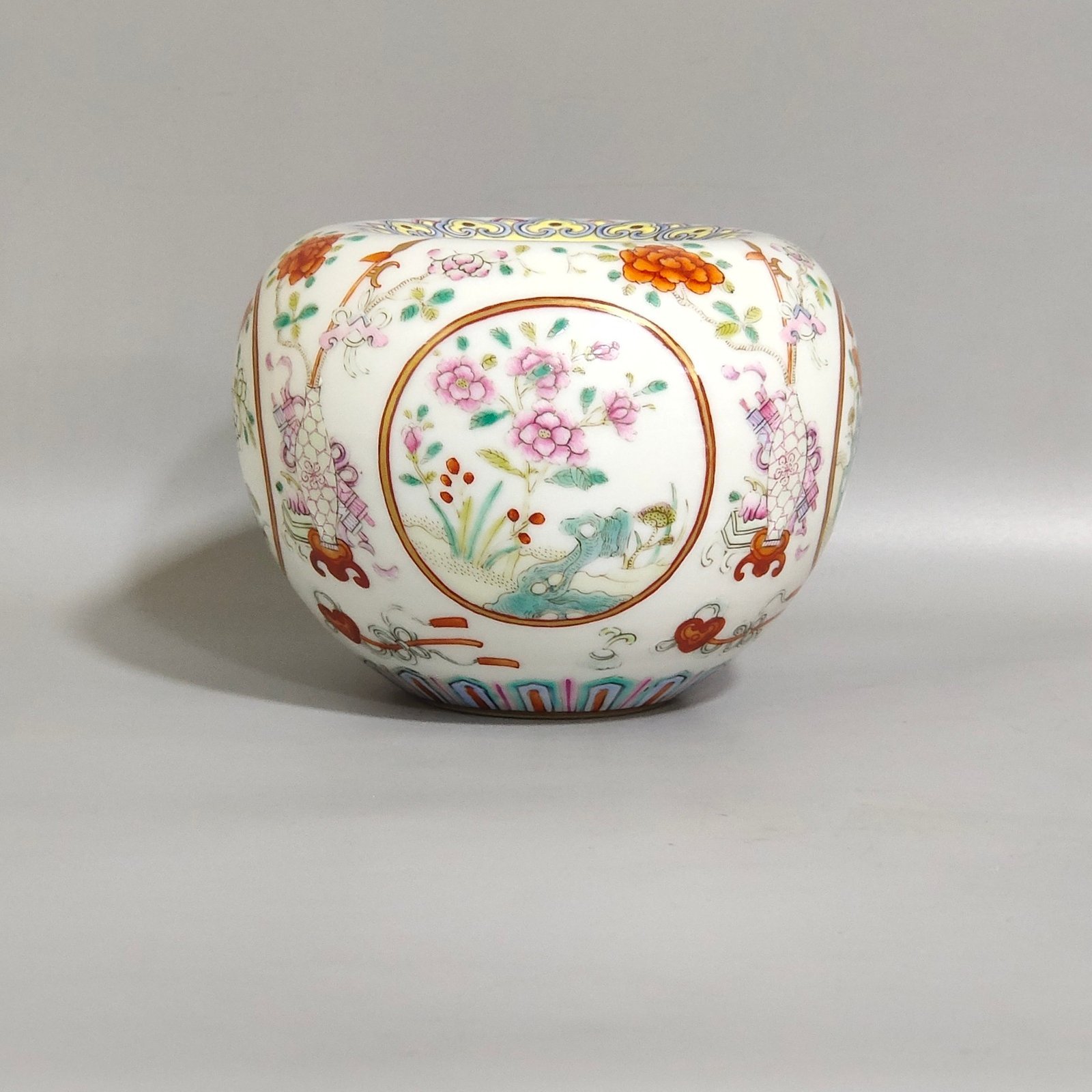 Qing Dynasty Qianlong Window flower and apple washer