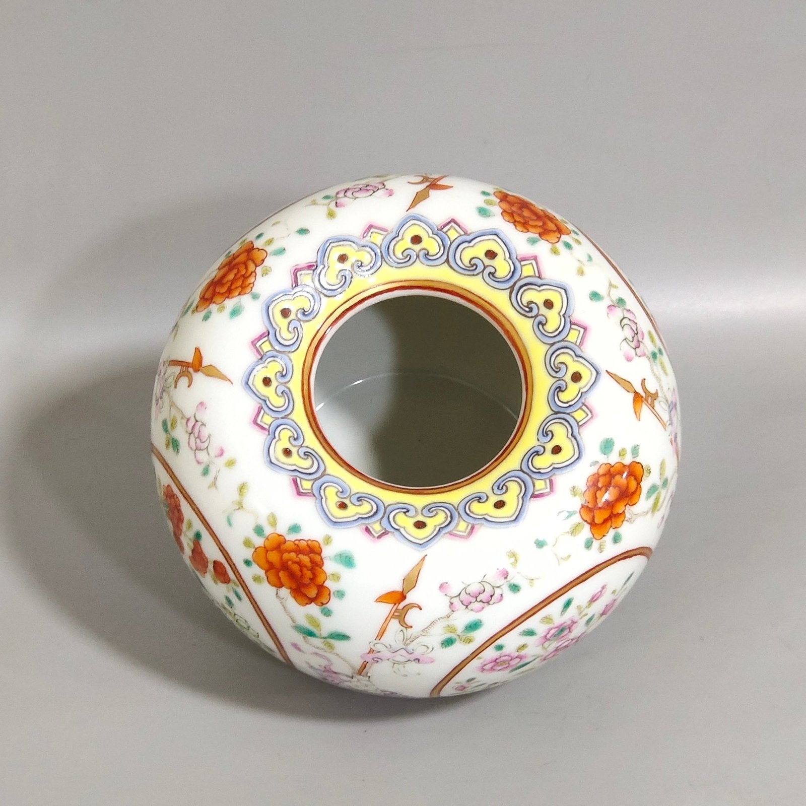 Qing Dynasty Qianlong Window flower and apple washer
