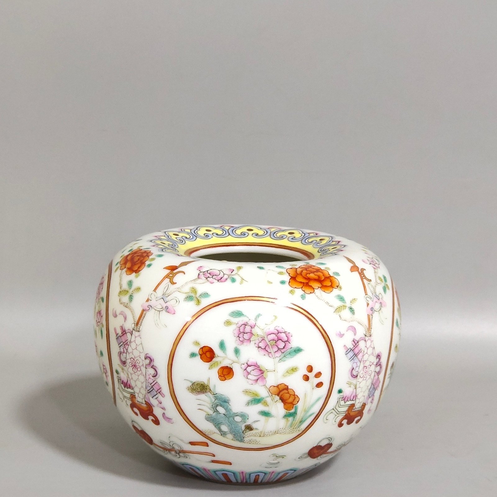 Qing Dynasty Qianlong Window flower and apple washer