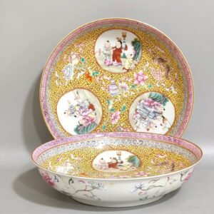 Qing Dynasty Qianlong A window-opening baby play plate