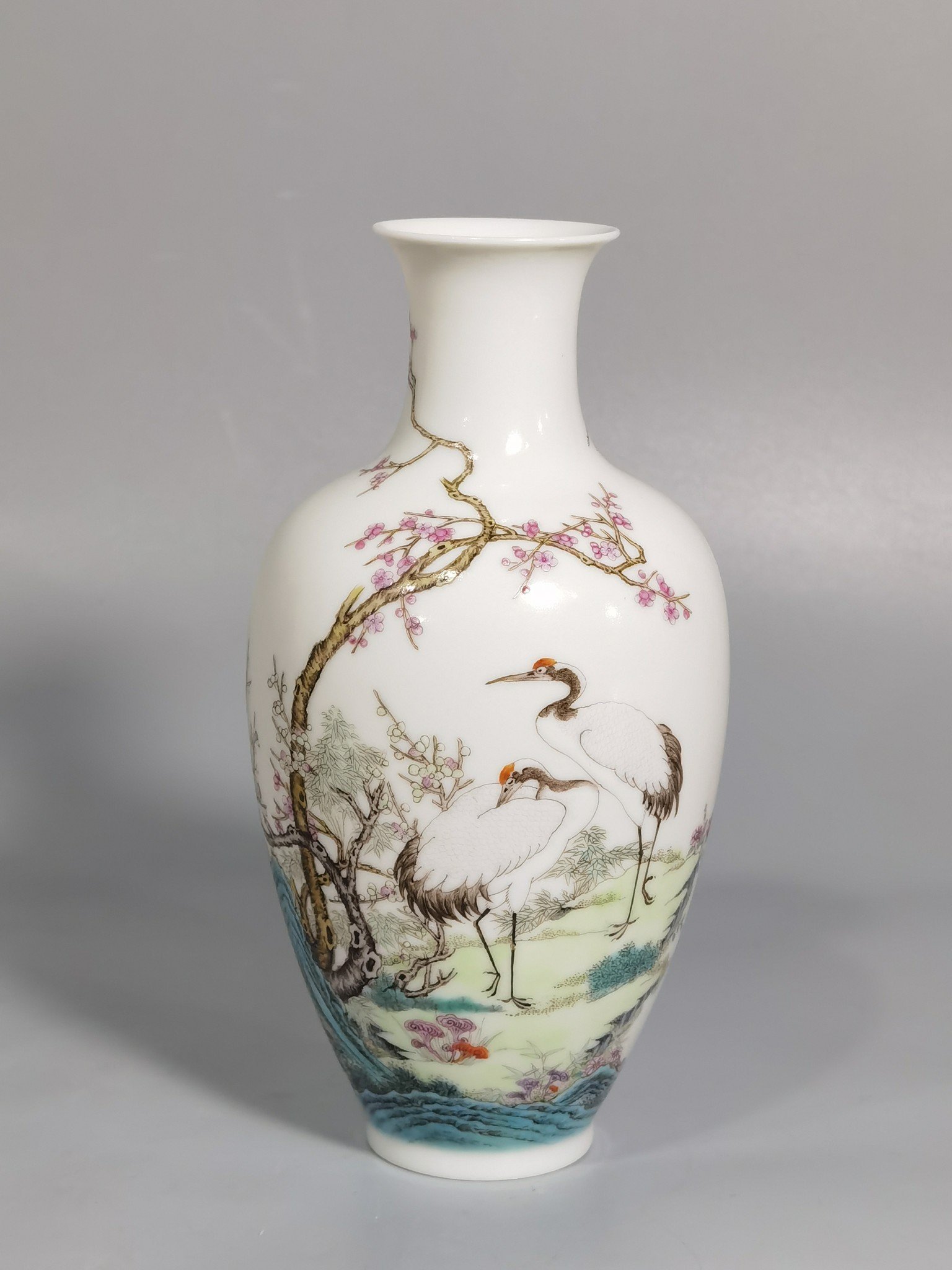 Qing Dynasty Hongxian year system Putai pastel plum and crane in spring a pair of bottles