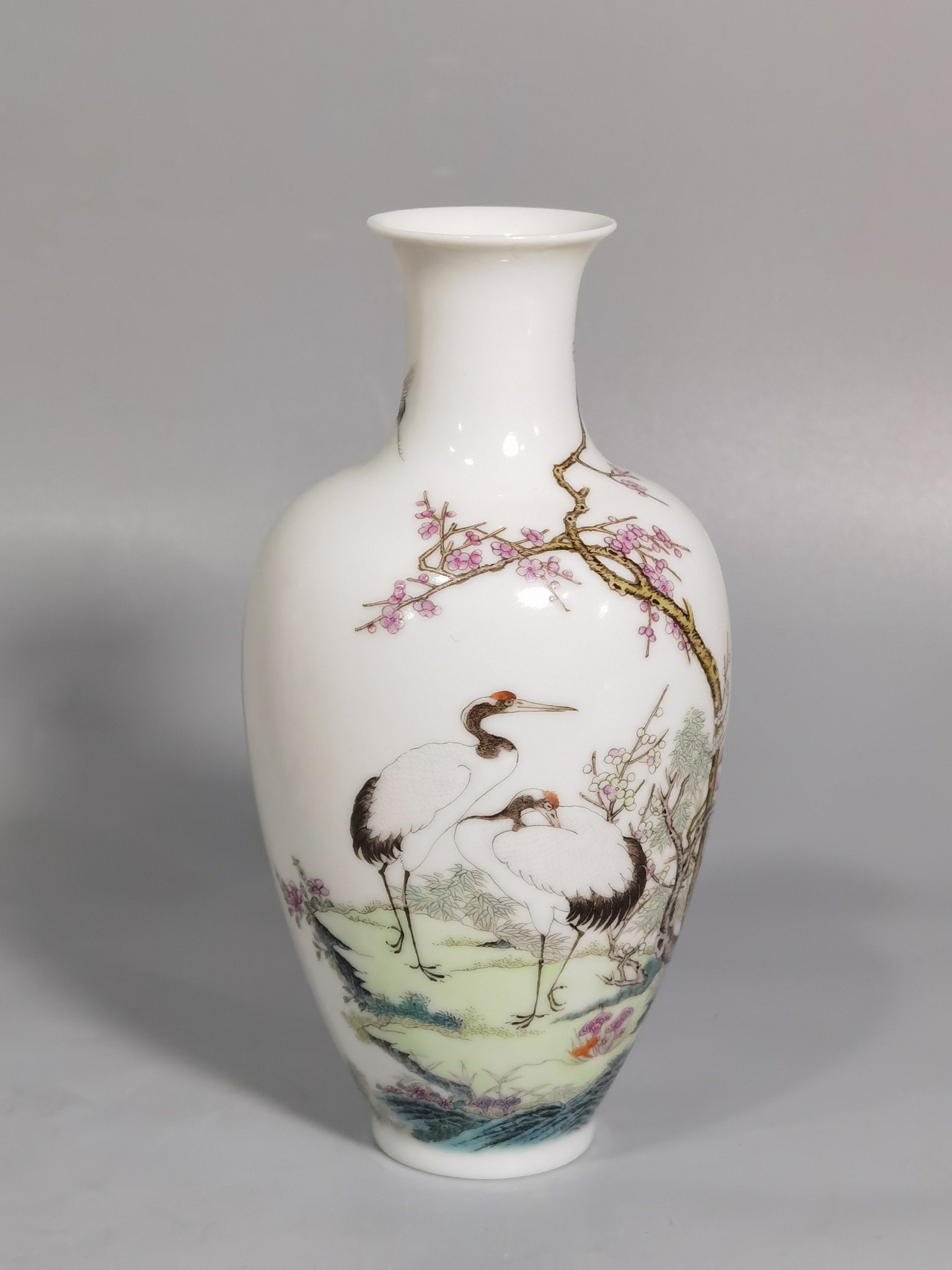 Qing Dynasty Hongxian year system Putai pastel plum and crane in spring a pair of bottles