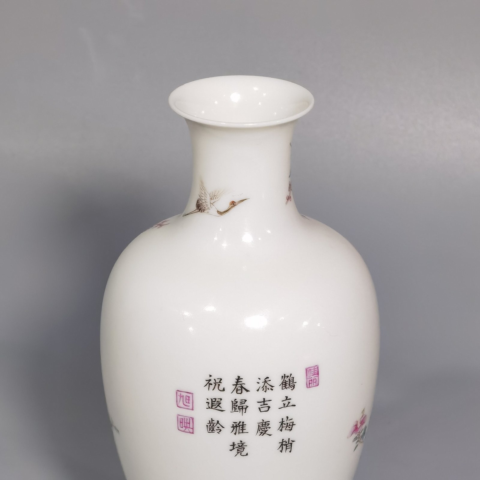 Qing Dynasty Hongxian year system Putai pastel plum and crane in spring a pair of bottles