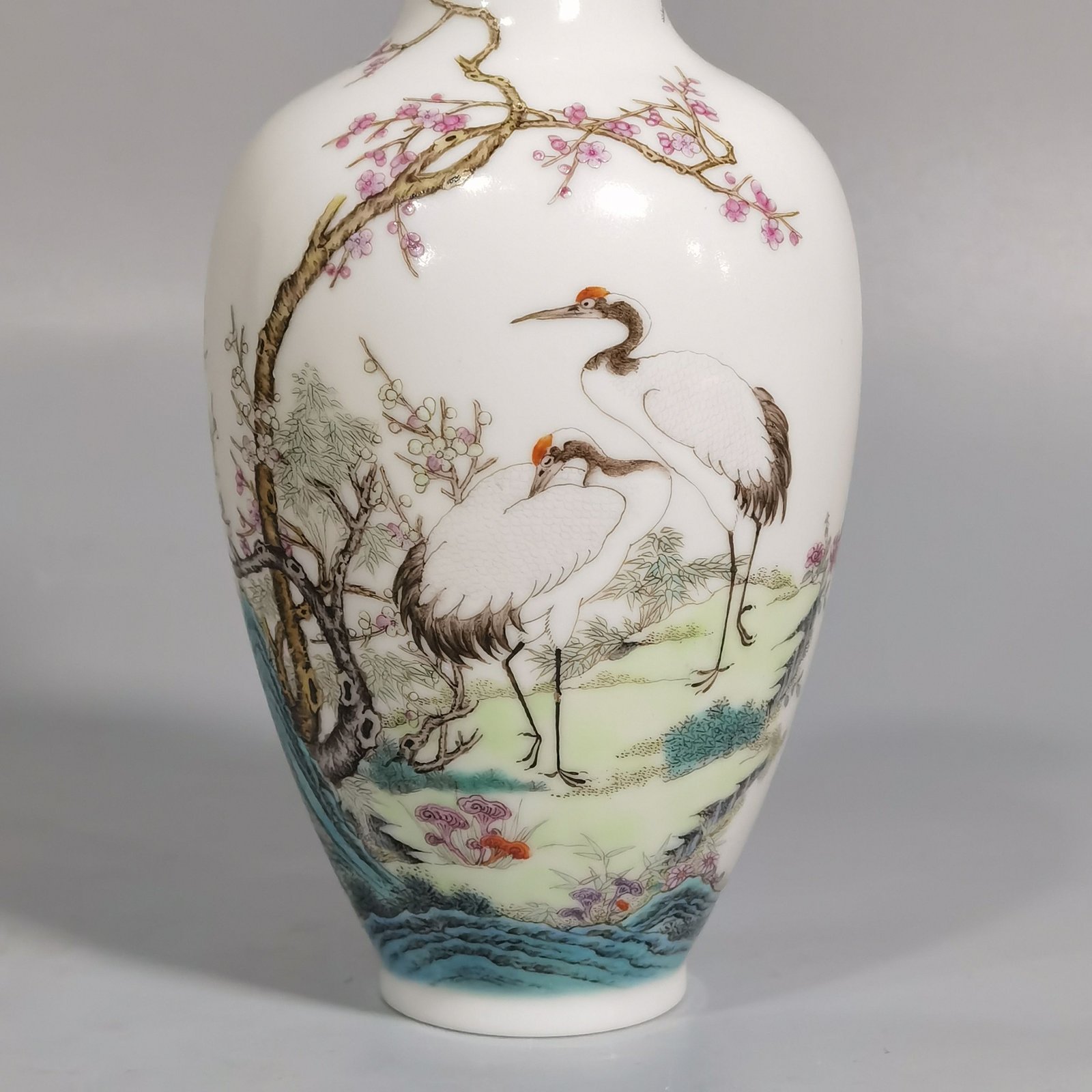 Qing Dynasty Hongxian year system Putai pastel plum and crane in spring a pair of bottles