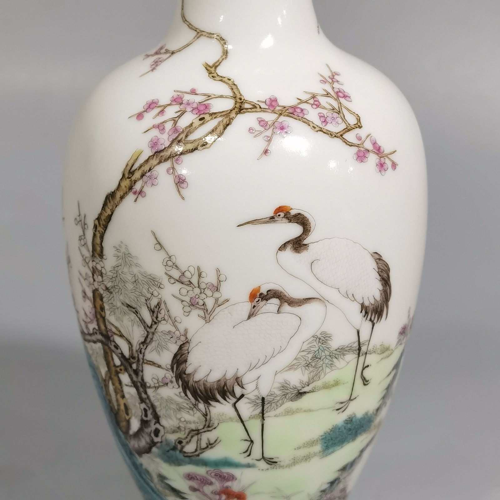 Qing Dynasty Hongxian year system Putai pastel plum and crane in spring a pair of bottles