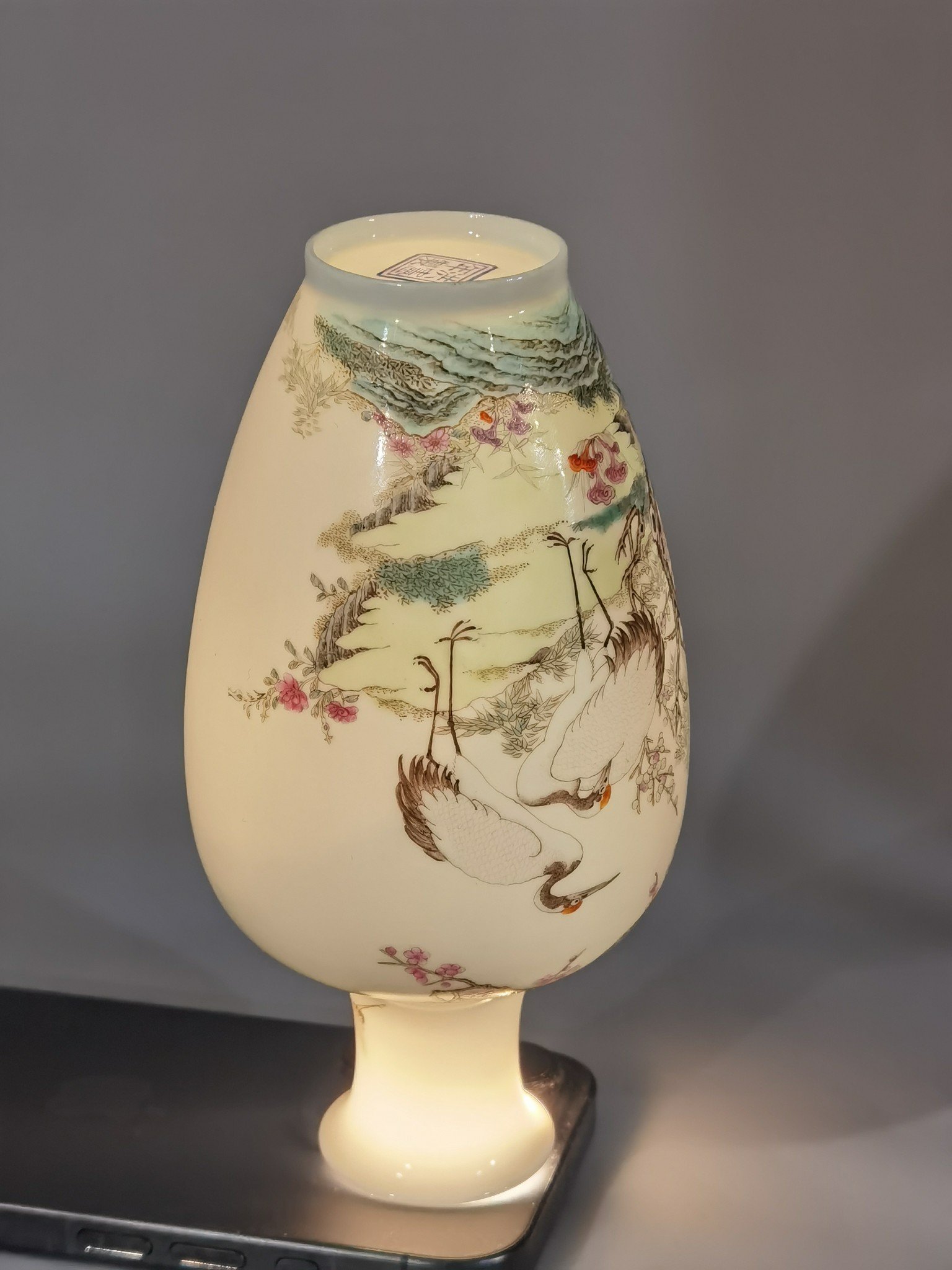 Qing Dynasty Hongxian year system Putai pastel plum and crane in spring a pair of bottles