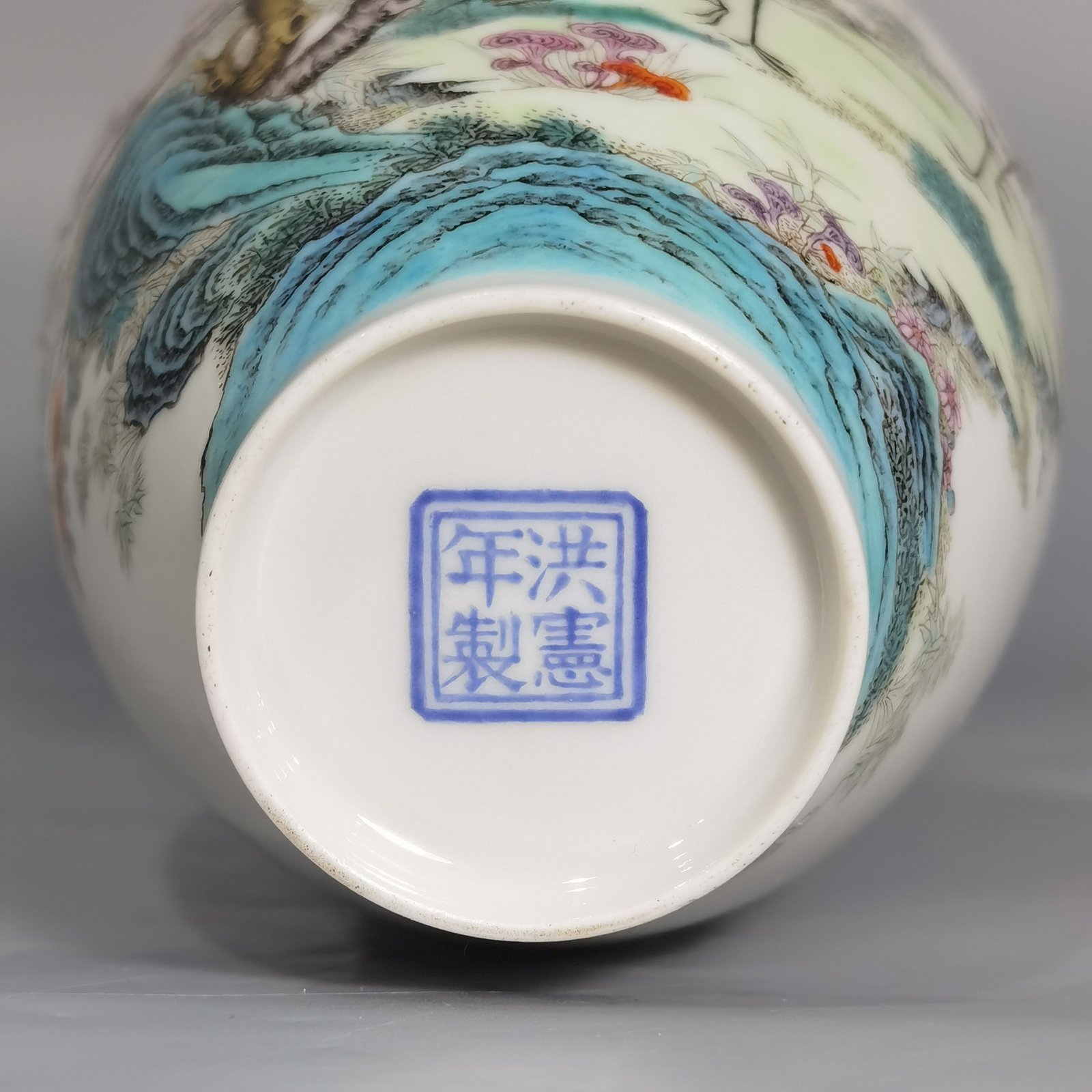 Qing Dynasty Hongxian year system Putai pastel plum and crane in spring a pair of bottles