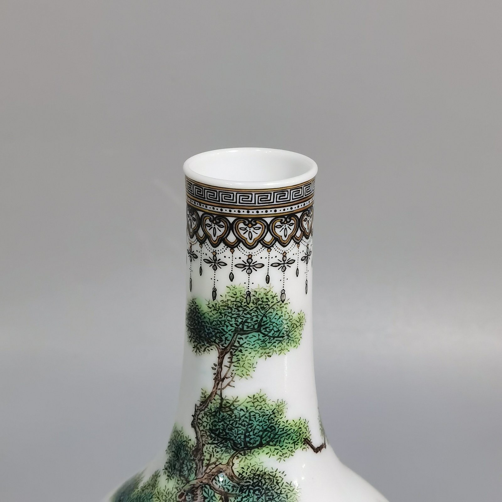 Qing Dynasty Qianlong upper and lower patterns with gold edges