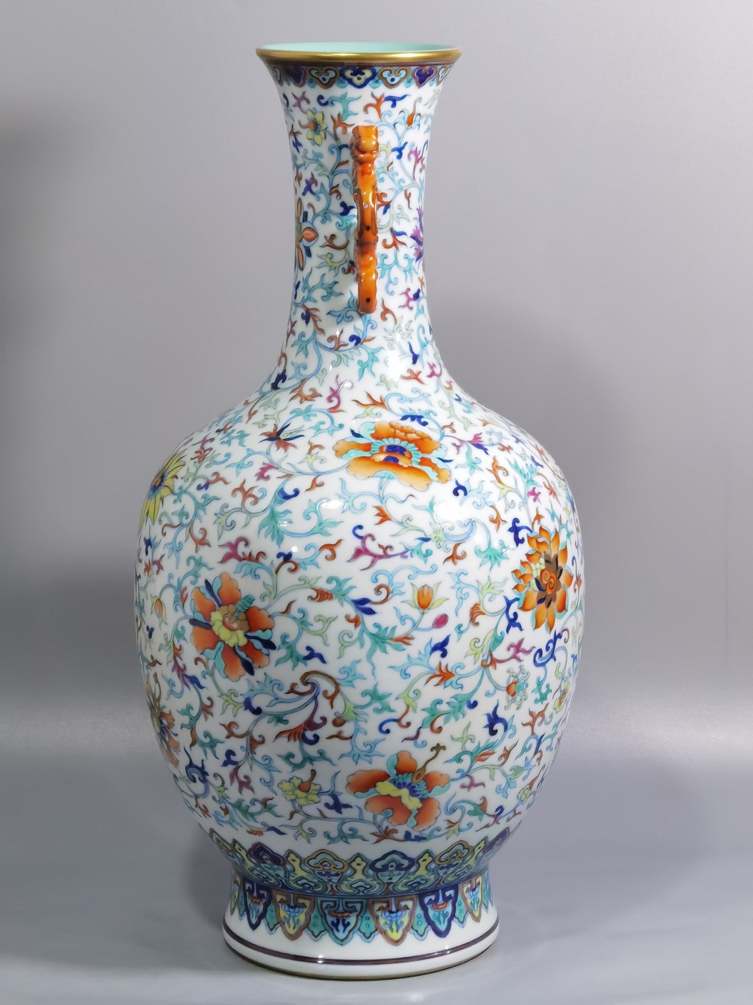 Qing Dynasty Qianlong a doucai-painted gold-twined foreign-style dragon-ear skimming bottle