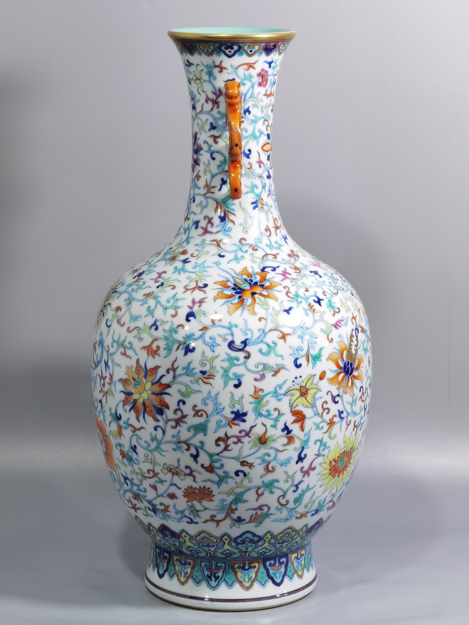 Qing Dynasty Qianlong a doucai-painted gold-twined foreign-style dragon-ear skimming bottle