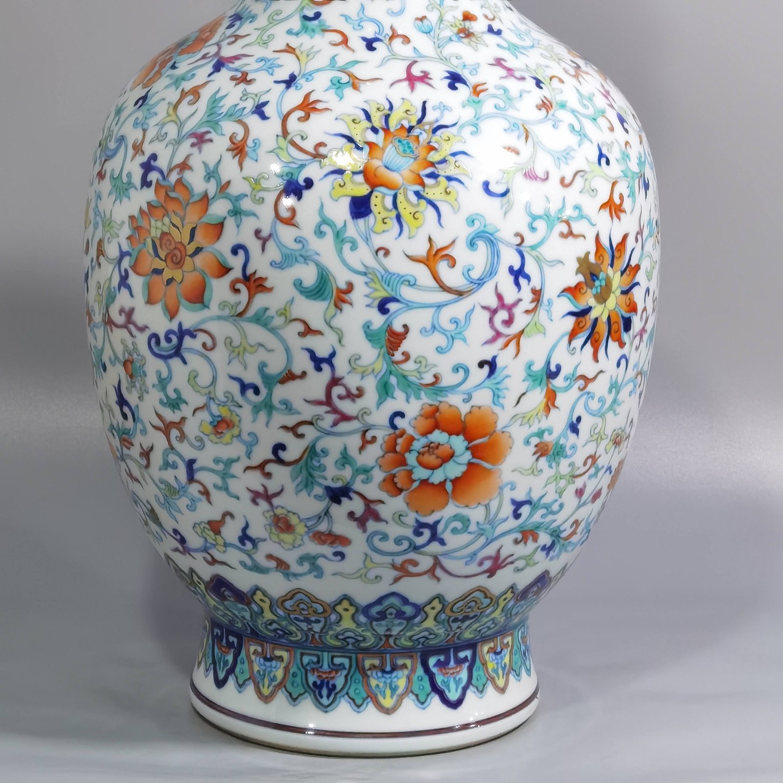 Qing Dynasty Qianlong a doucai-painted gold-twined foreign-style dragon-ear skimming bottle