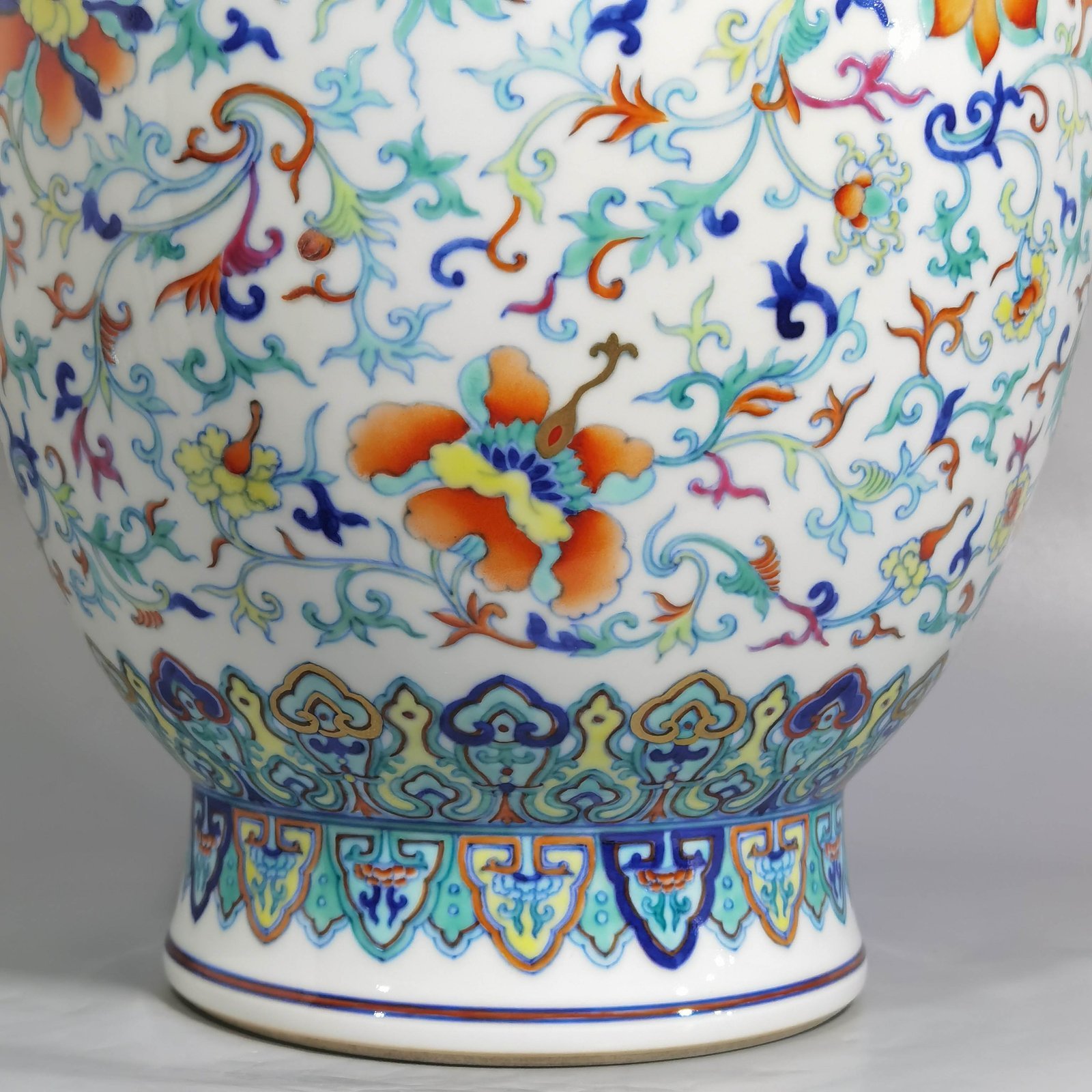 Qing Dynasty Qianlong a doucai-painted gold-twined foreign-style dragon-ear skimming bottle