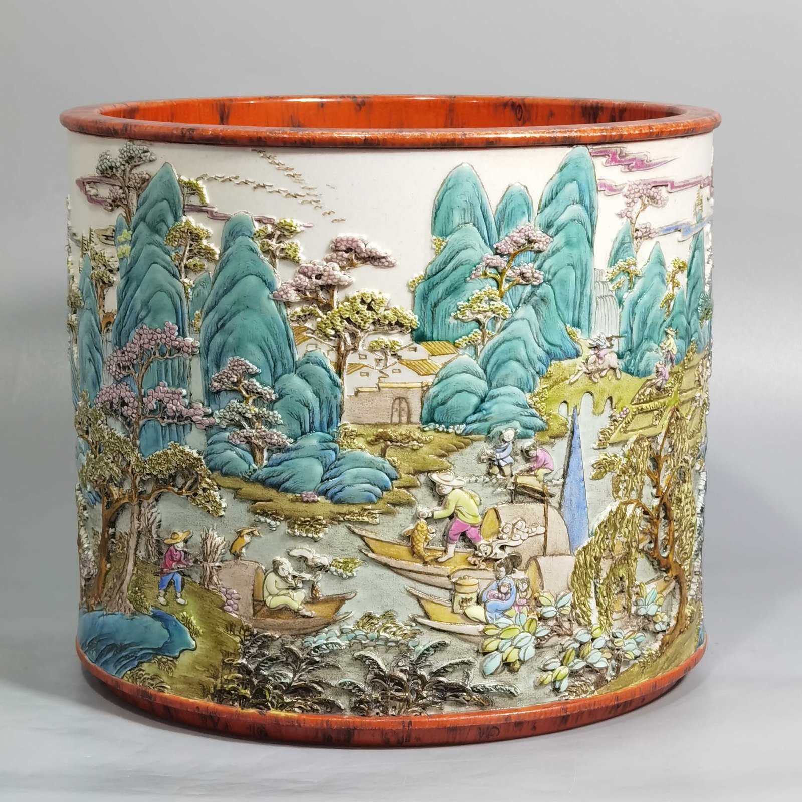 Qing Dynasty Qianlong wood grain glaze embossed pastel farmhouse picture pen bucket
