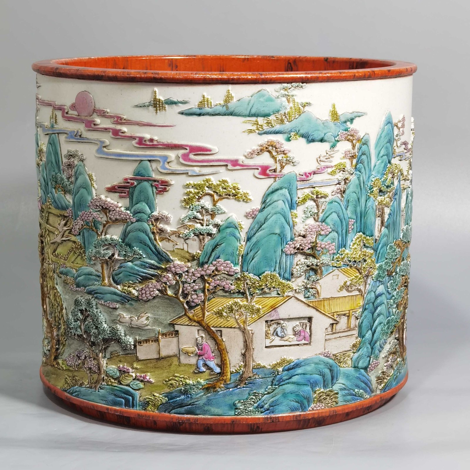 Qing Dynasty Qianlong wood grain glaze embossed pastel farmhouse picture pen bucket