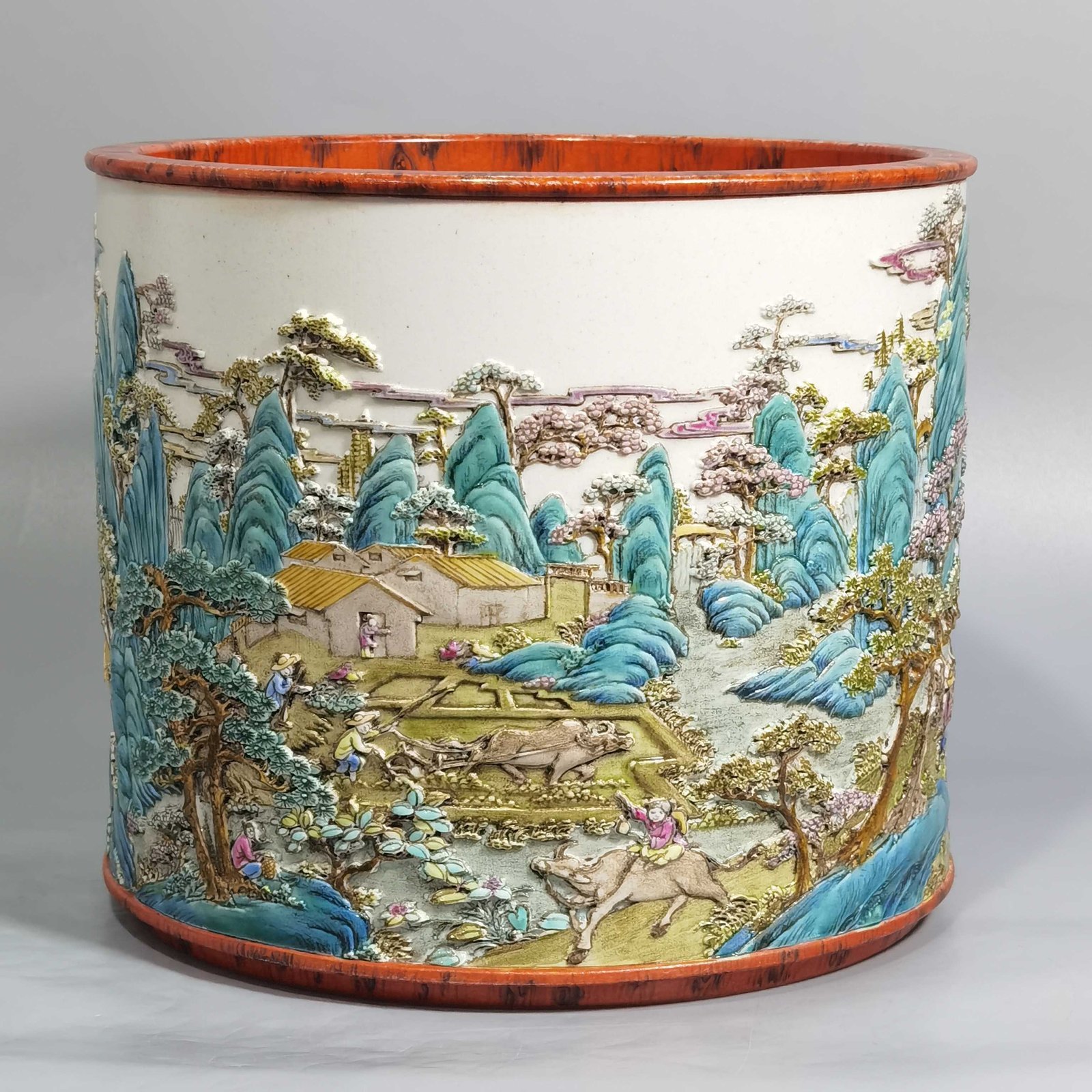 Qing Dynasty Qianlong wood grain glaze embossed pastel farmhouse picture pen bucket
