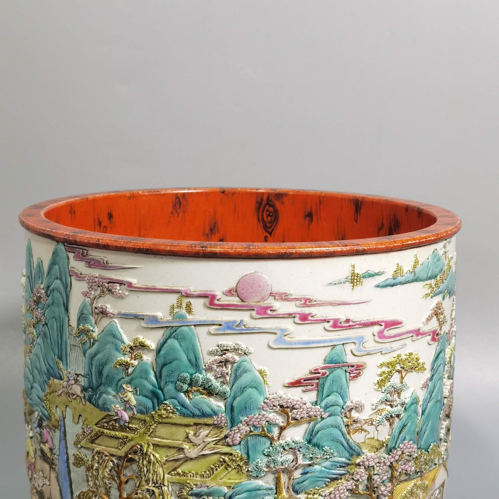 Qing Dynasty Qianlong wood grain glaze embossed pastel farmhouse picture pen bucket