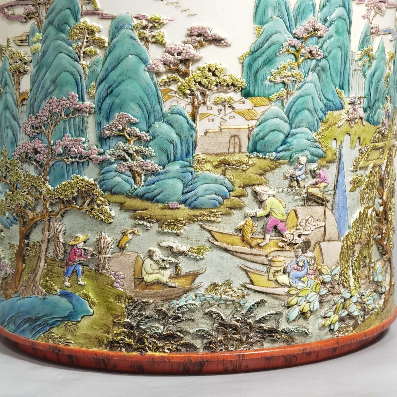 Qing Dynasty Qianlong wood grain glaze embossed pastel farmhouse picture pen bucket