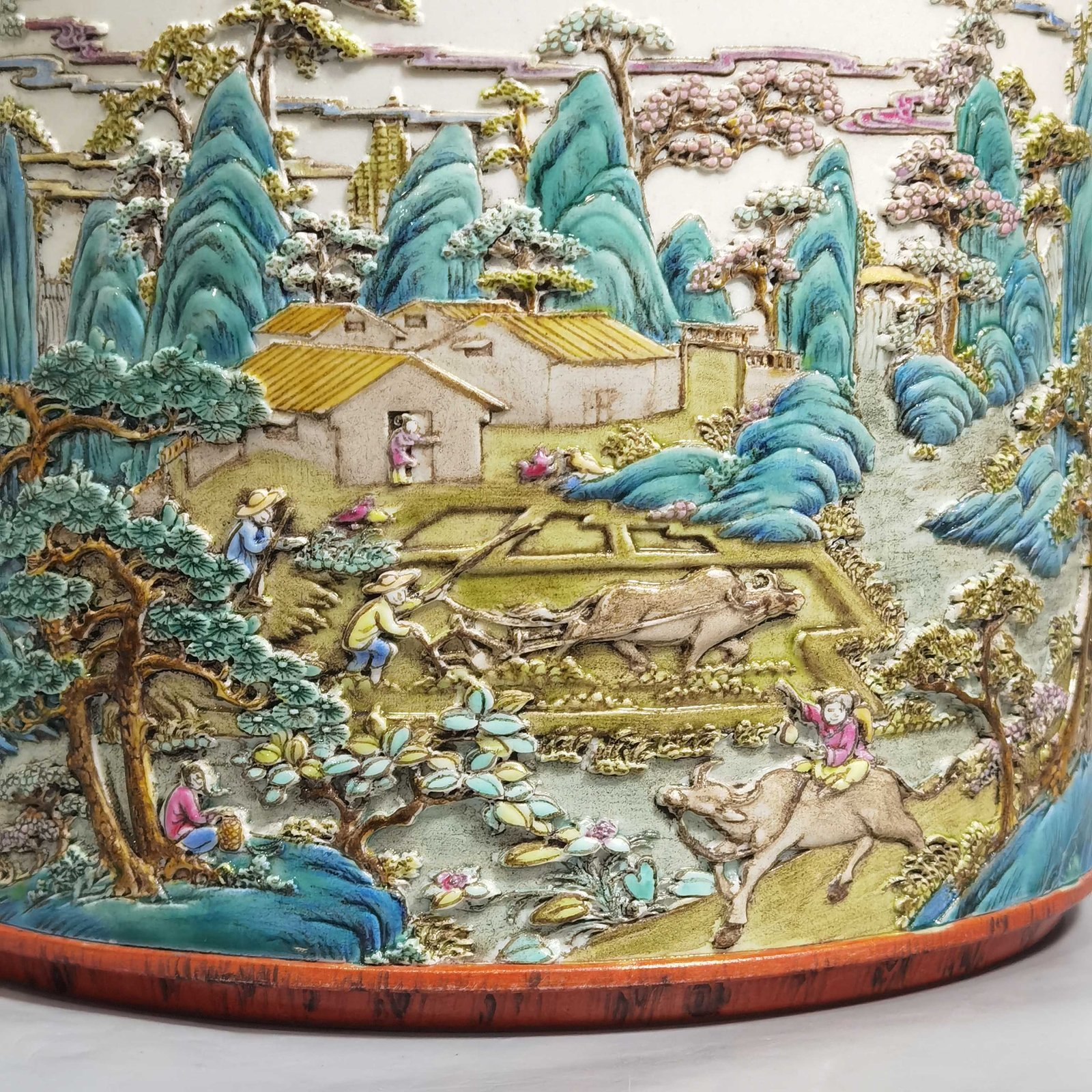 Qing Dynasty Qianlong wood grain glaze embossed pastel farmhouse picture pen bucket