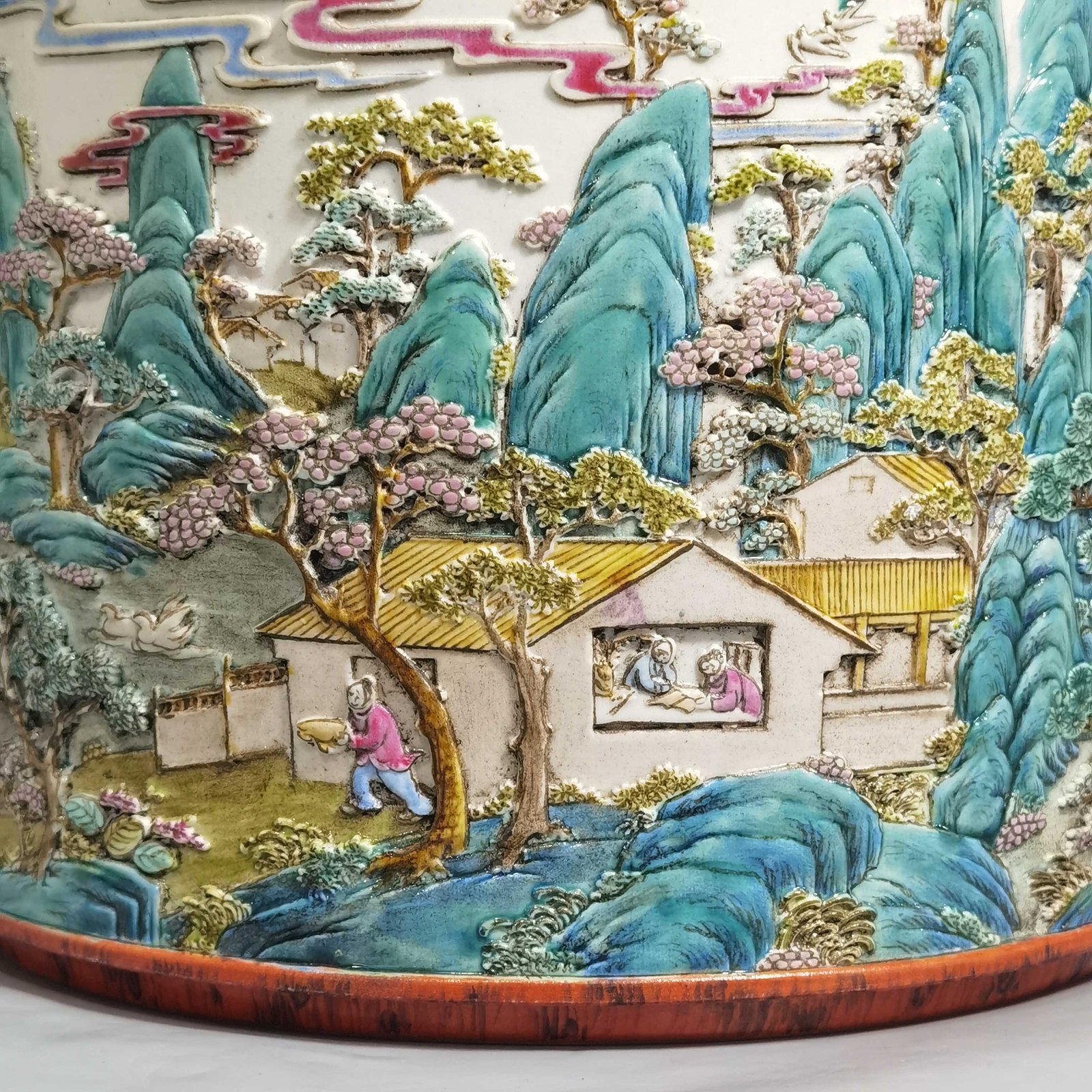 Qing Dynasty Qianlong wood grain glaze embossed pastel farmhouse picture pen bucket