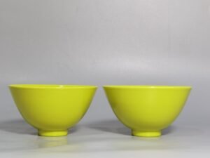Qing Dynasty Qianlong A pair of lemon yellow glazed tea balls