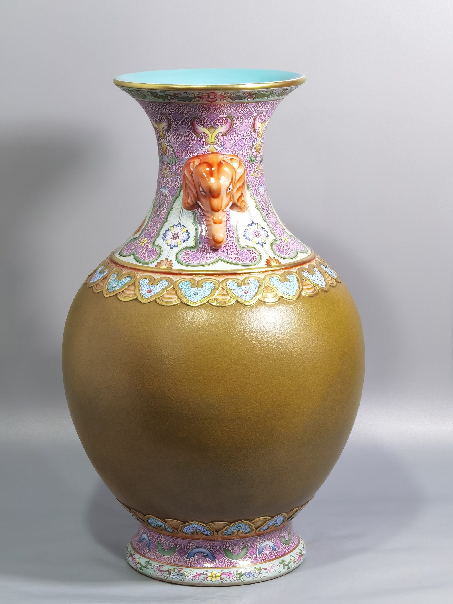Qing Dynasty Qianlong Yangcai tea powder glaze icing on the cake elephant ear bottle