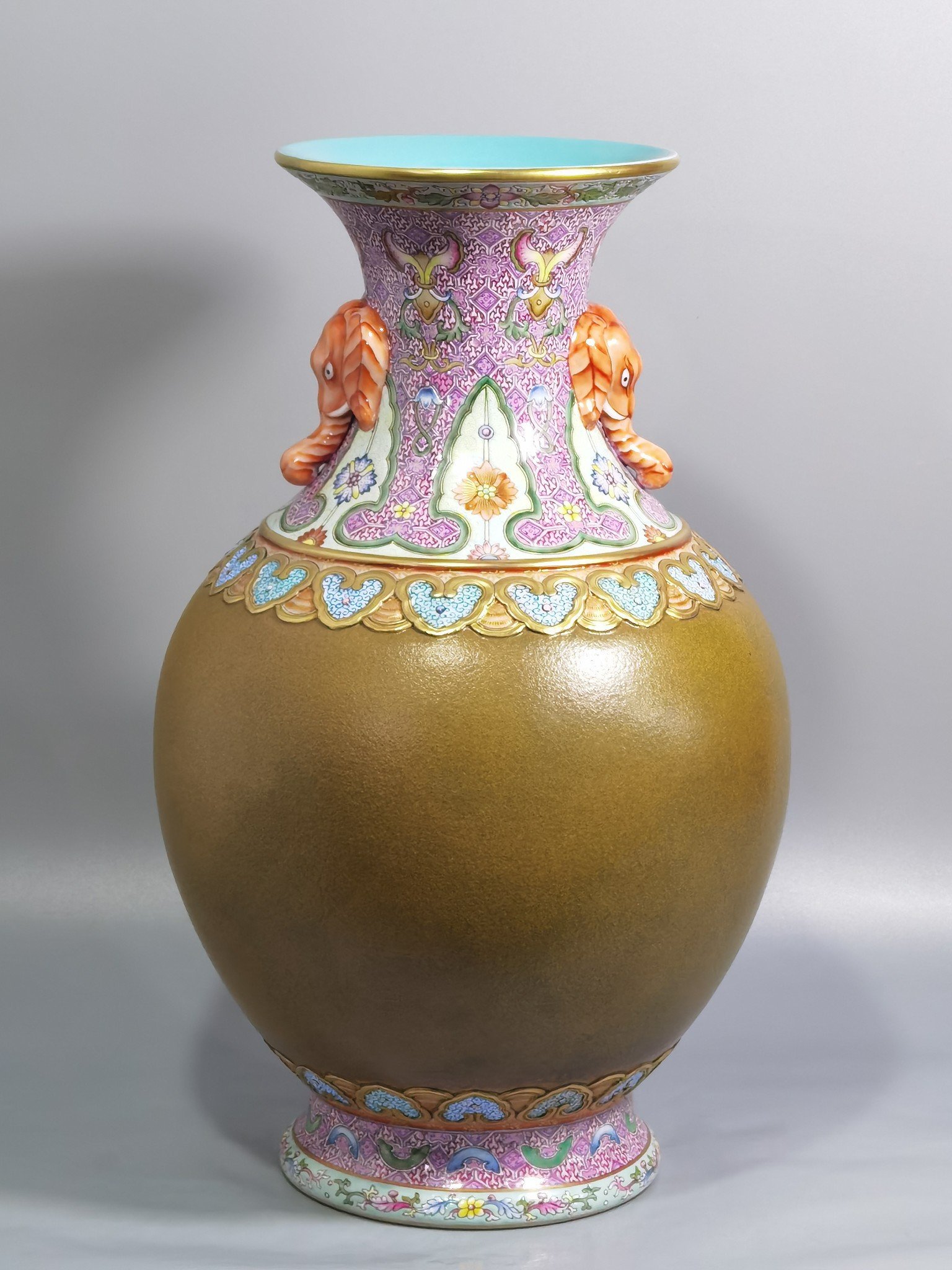 Qing Dynasty Qianlong Yangcai tea powder glaze icing on the cake elephant ear bottle