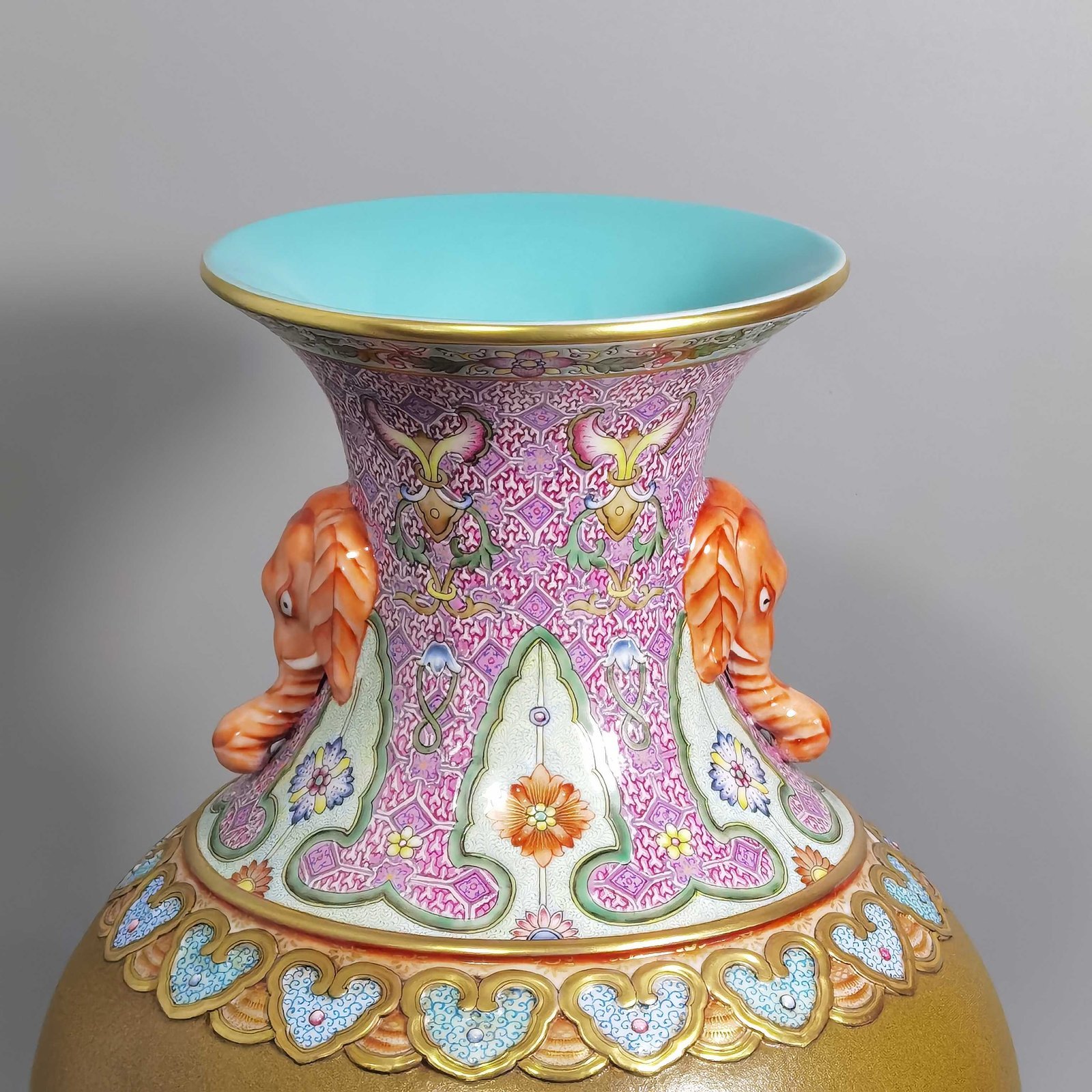 Qing Dynasty Qianlong Yangcai tea powder glaze icing on the cake elephant ear bottle