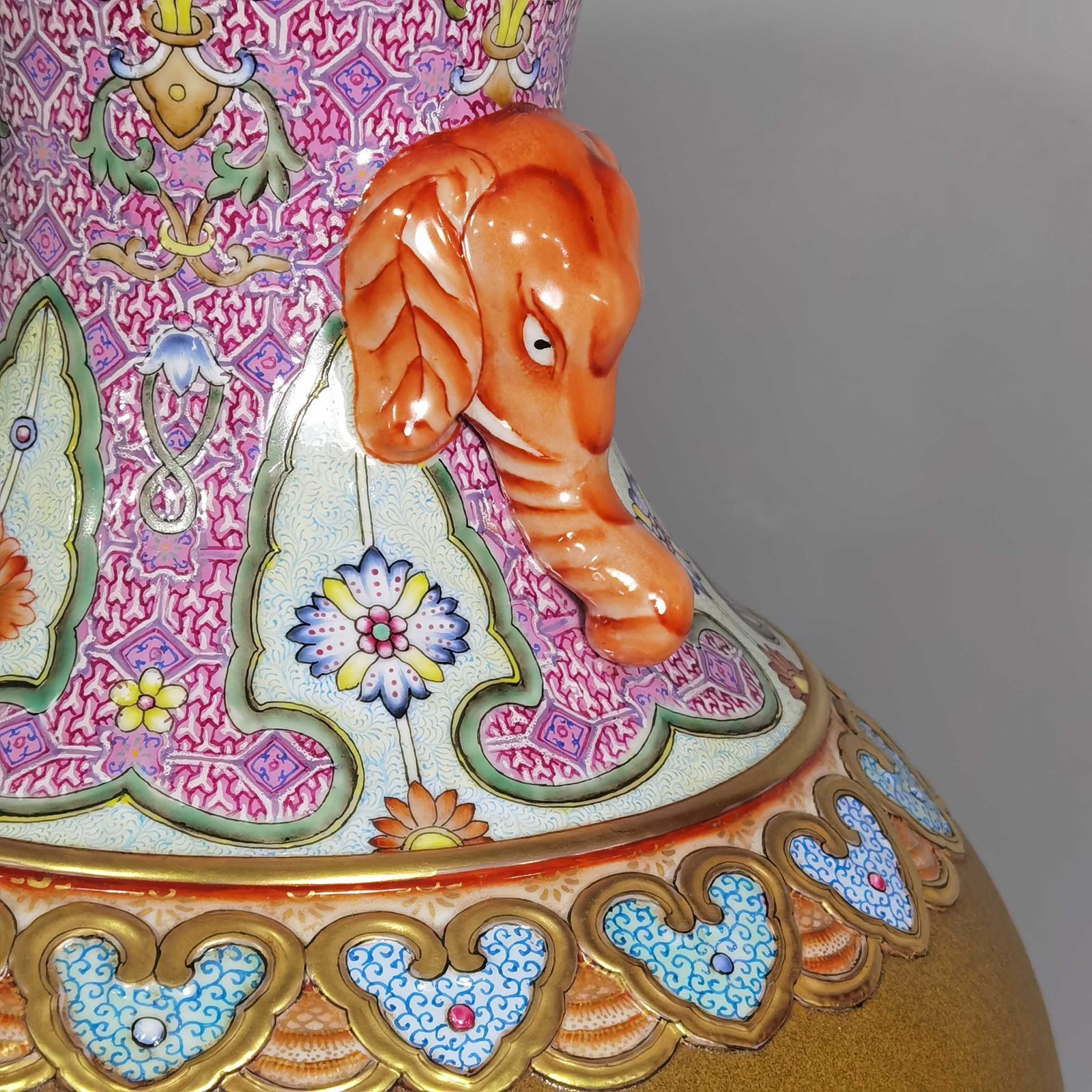 Qing Dynasty Qianlong Yangcai tea powder glaze icing on the cake elephant ear bottle