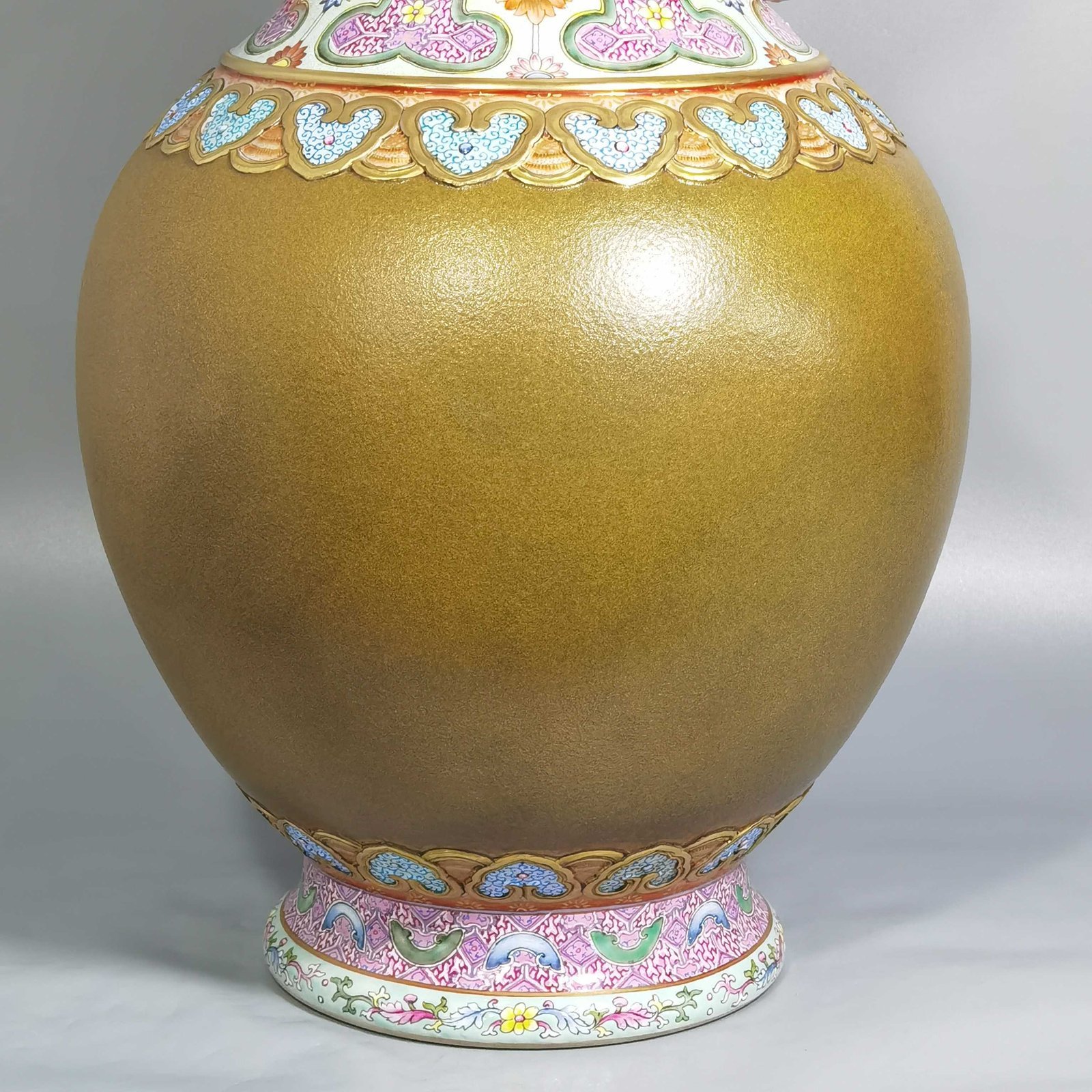 Qing Dynasty Qianlong Yangcai tea powder glaze icing on the cake elephant ear bottle