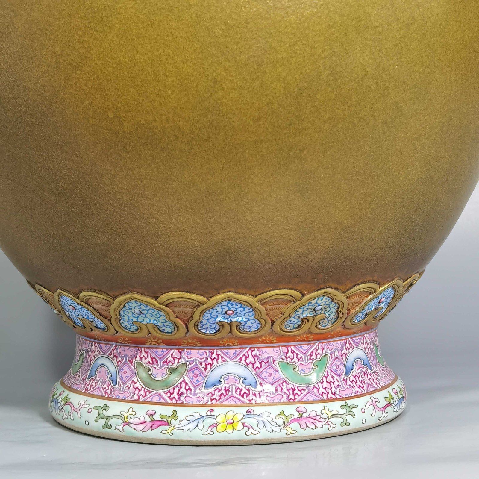 Qing Dynasty Qianlong Yangcai tea powder glaze icing on the cake elephant ear bottle