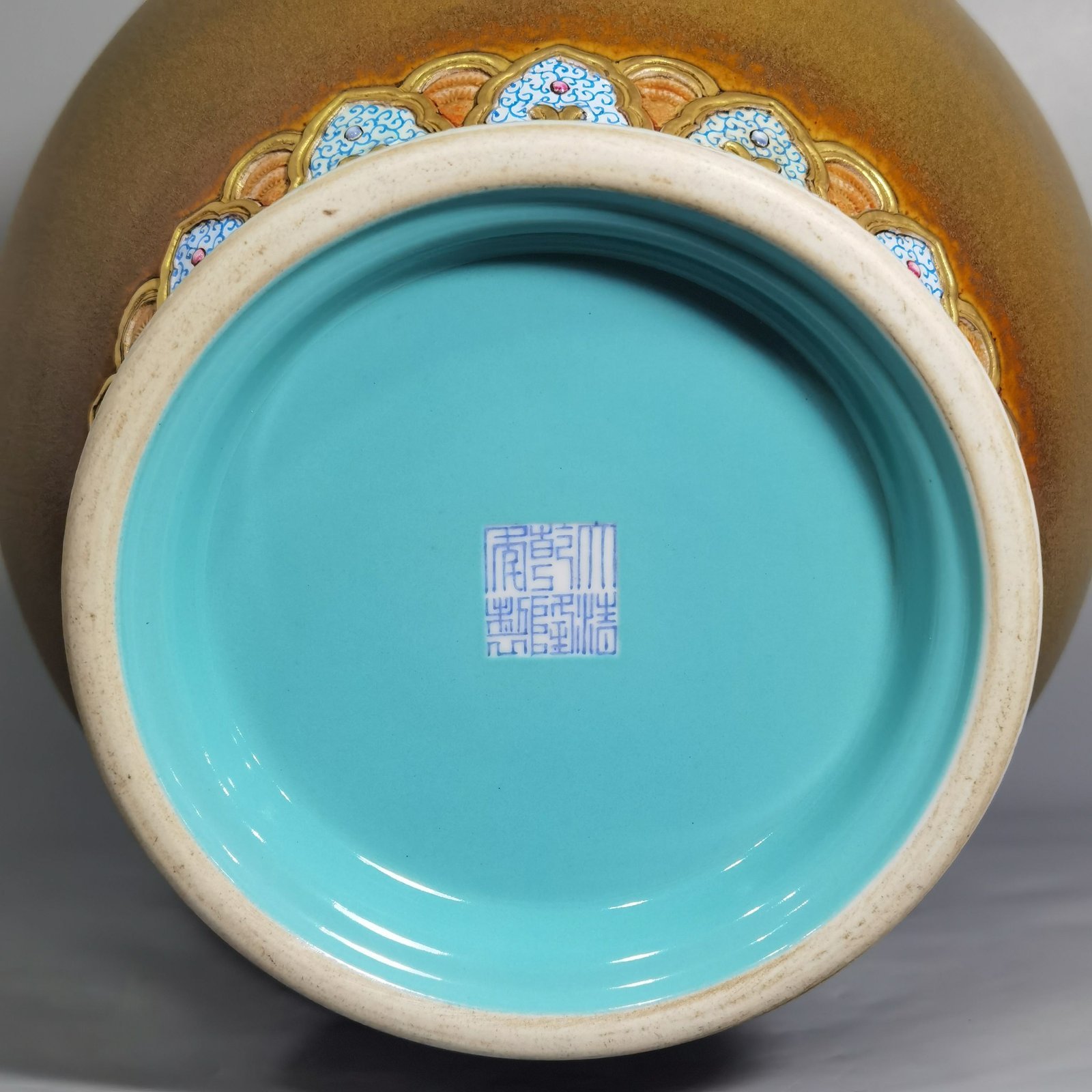 Qing Dynasty Qianlong Yangcai tea powder glaze icing on the cake elephant ear bottle