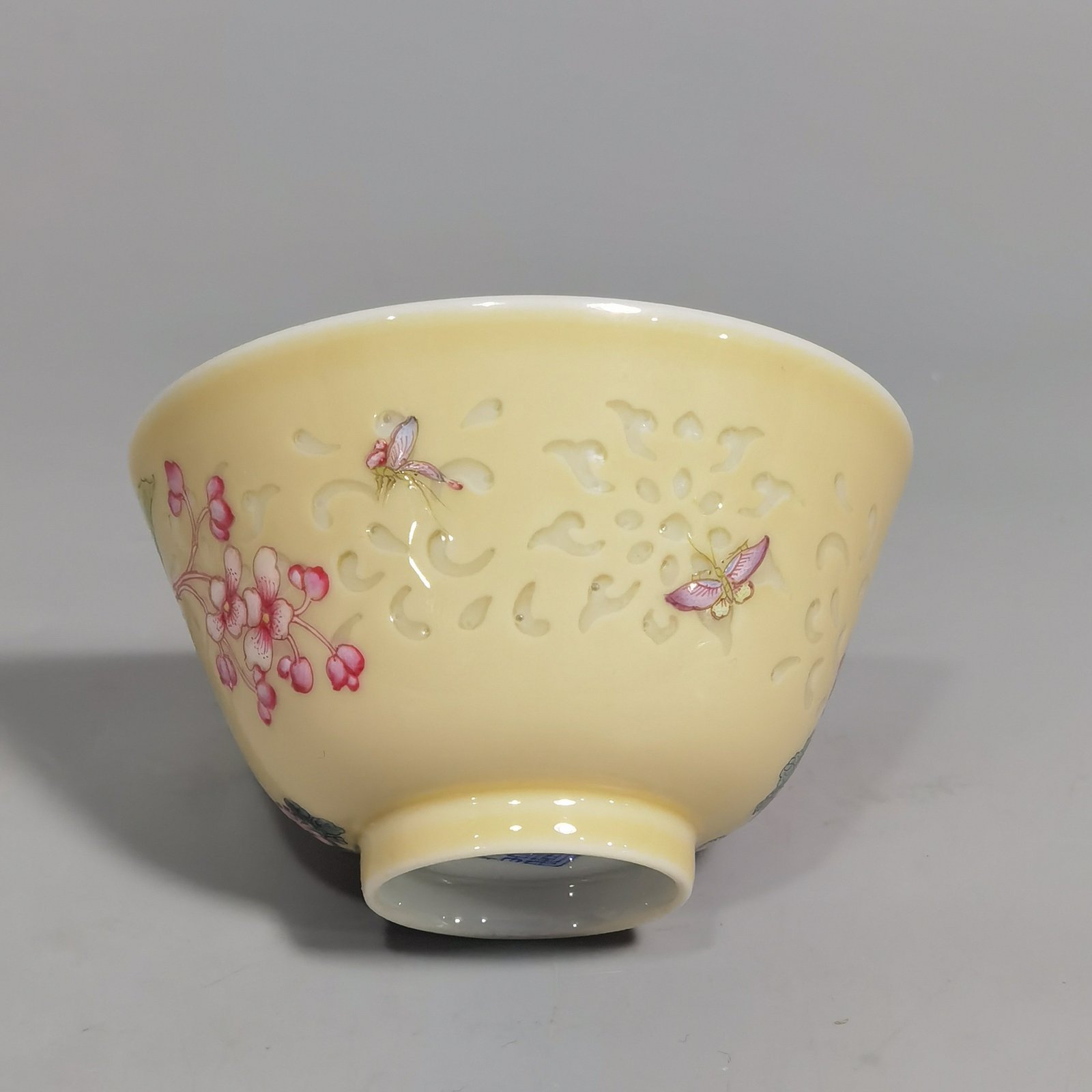 Qing Dynasty Qianlong beige glaze pastel twigs and sea hall pattern exquisite cup