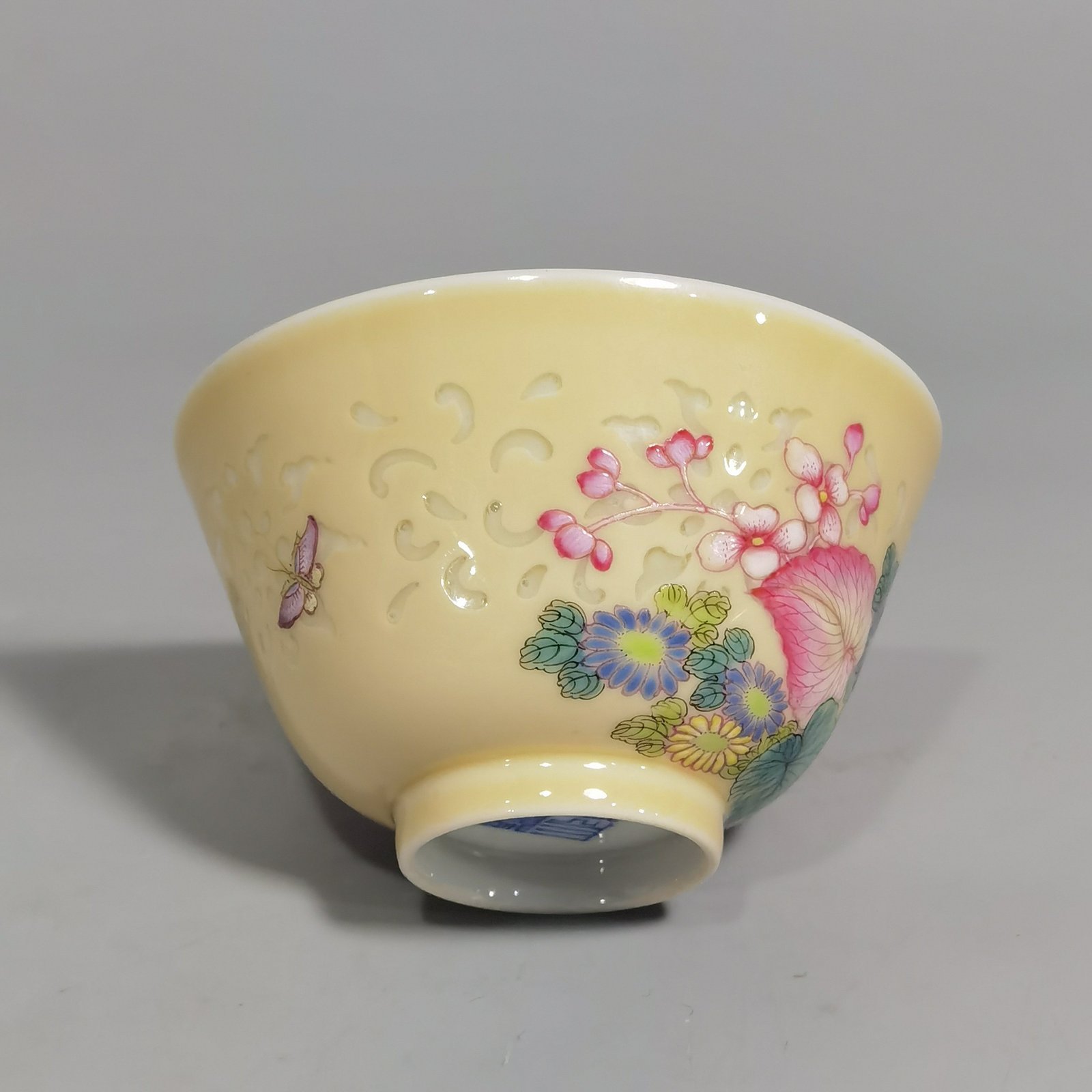Qing Dynasty Qianlong beige glaze pastel twigs and sea hall pattern exquisite cup