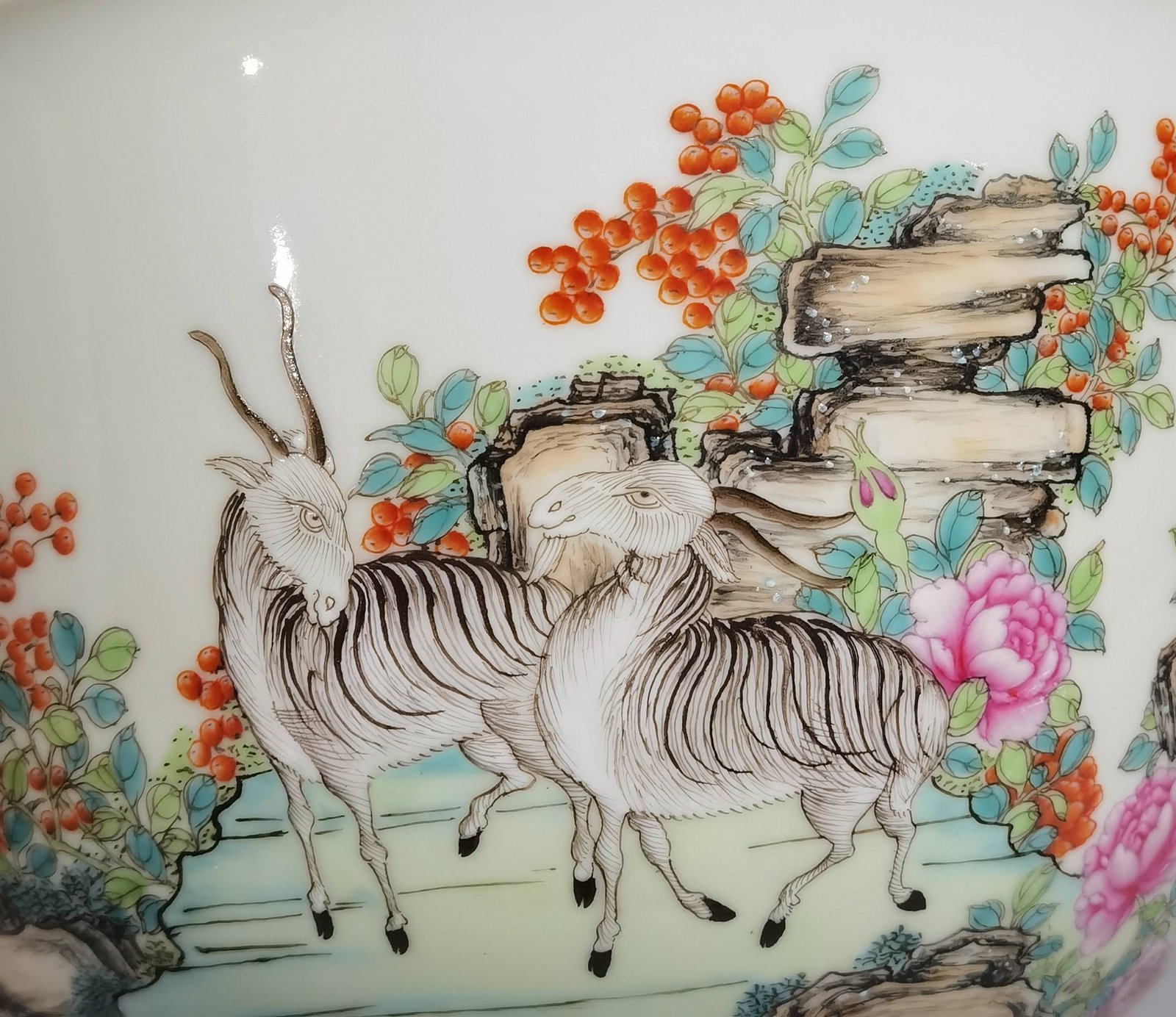 Qing Dynasty Qianlong Pastel three-goat kaitai large bowl