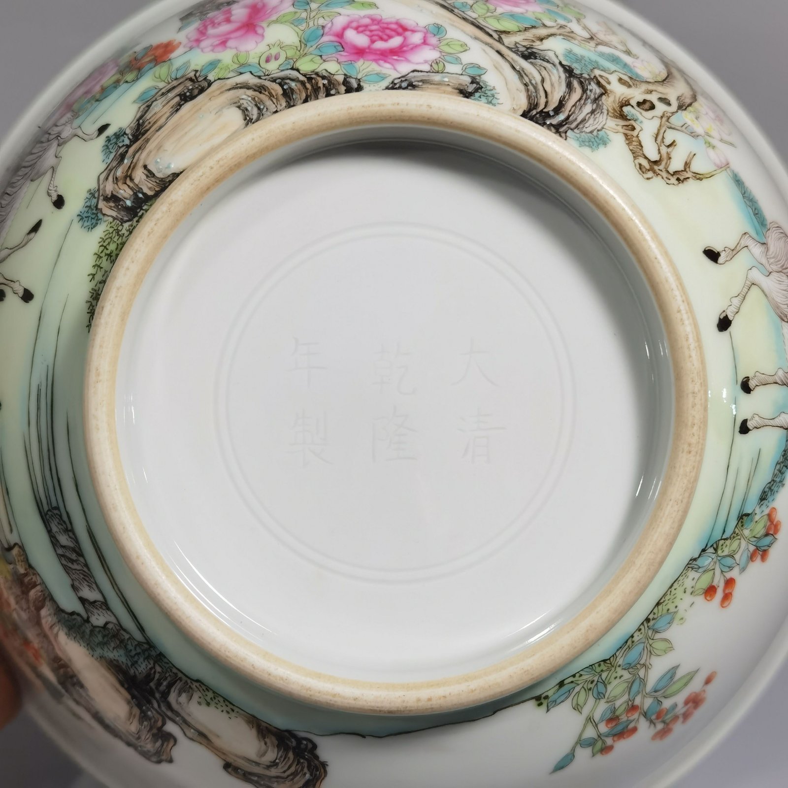 Qing Dynasty Qianlong Pastel three-goat kaitai large bowl