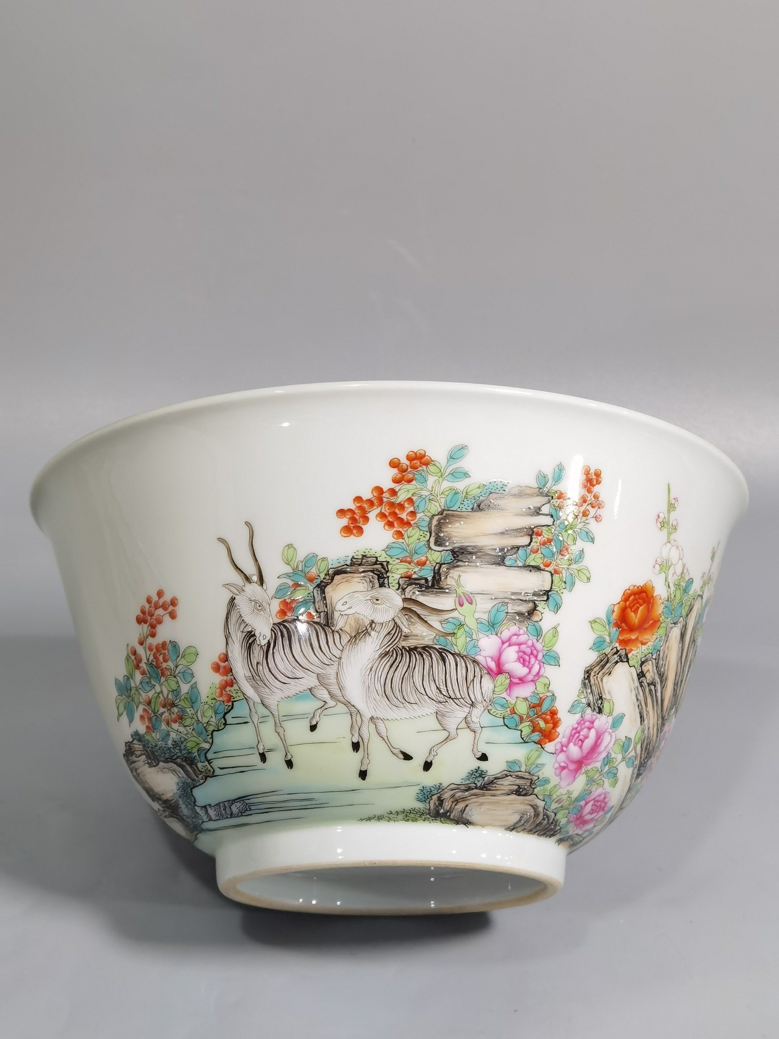Qing Dynasty Qianlong Pastel three-goat kaitai large bowl