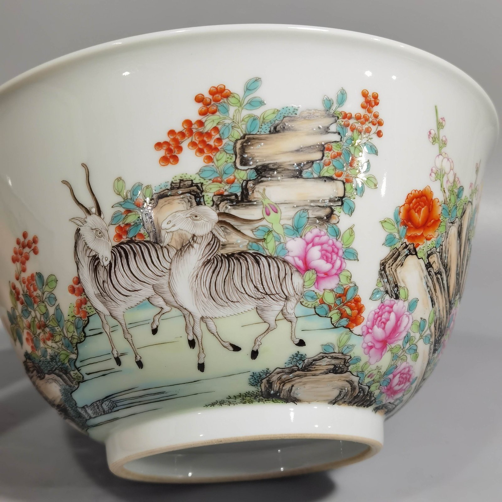 Qing Dynasty Qianlong Pastel three-goat kaitai large bowl