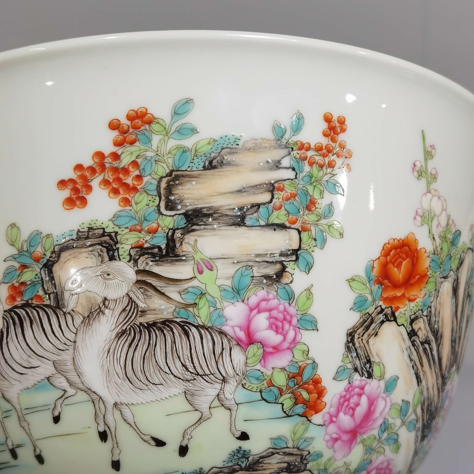 Qing Dynasty Qianlong Pastel three-goat kaitai large bowl