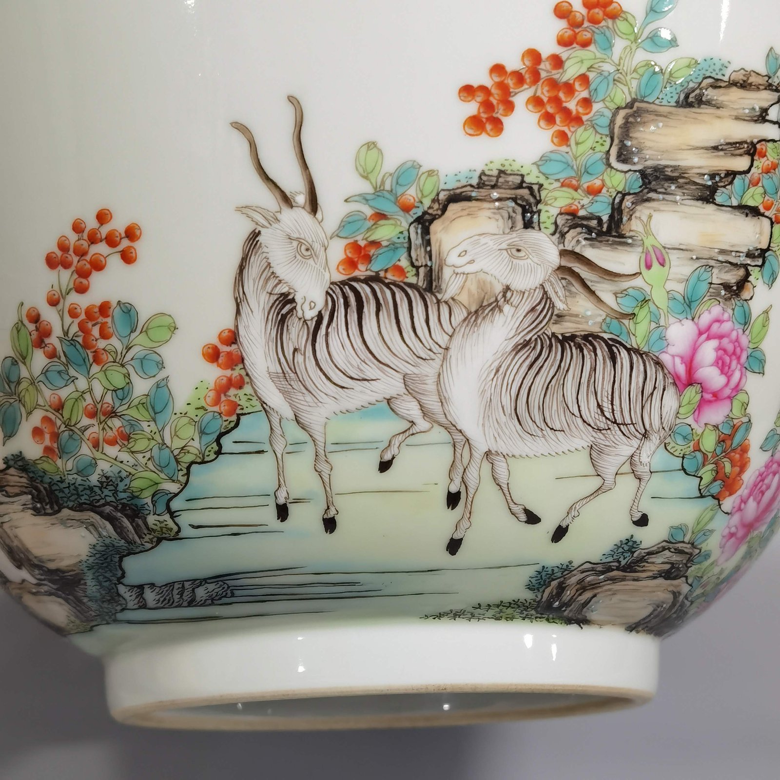 Qing Dynasty Qianlong Pastel three-goat kaitai large bowl