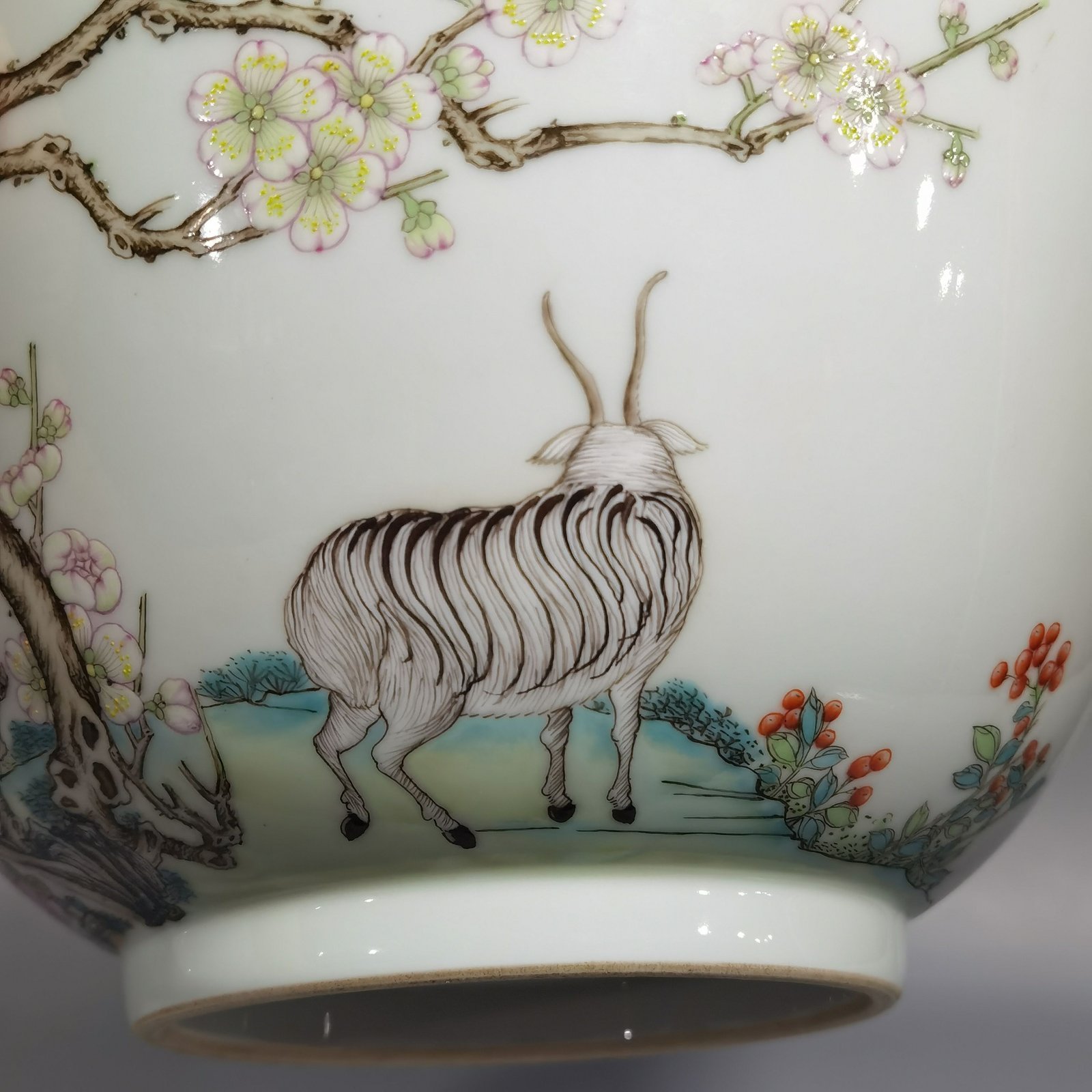 Qing Dynasty Qianlong Pastel three-goat kaitai large bowl