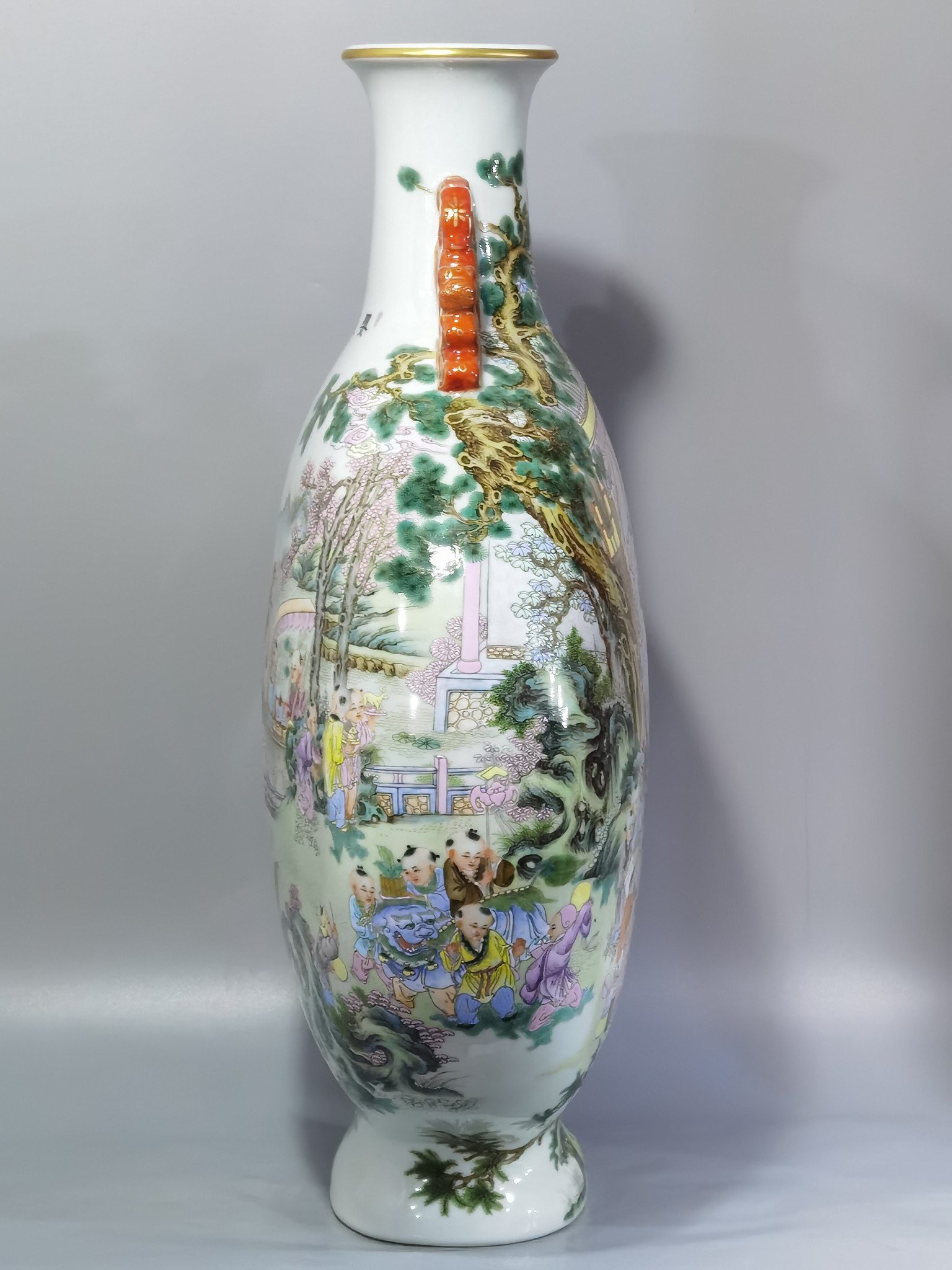 Qing Dynasty Qianlong Pastel-colored baby playing with two ears holding the moon in a flat bottle