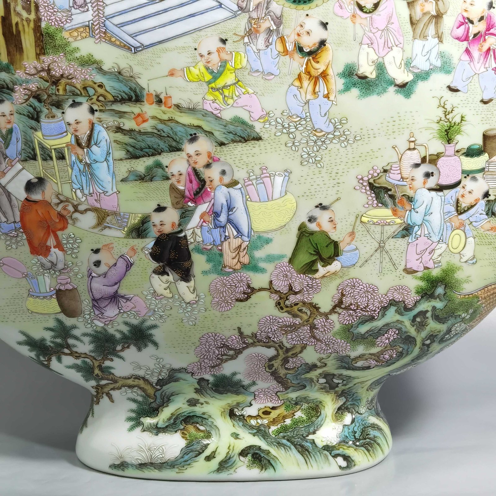 Qing Dynasty Qianlong Pastel-colored baby playing with two ears holding the moon in a flat bottle