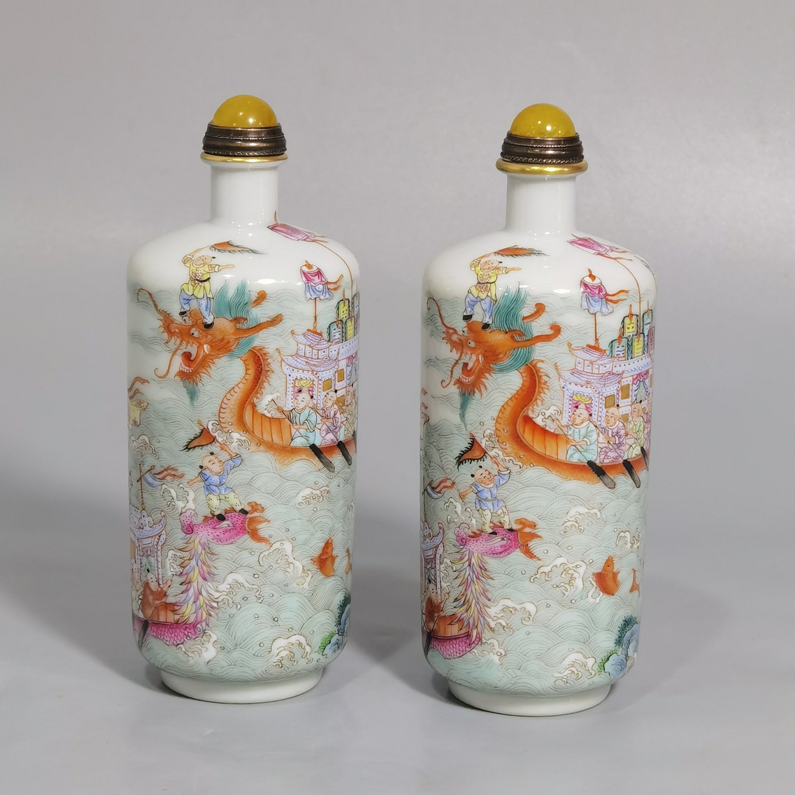 Qing Dynasty Qianlong Pastel dragon boat race snuff bottle
