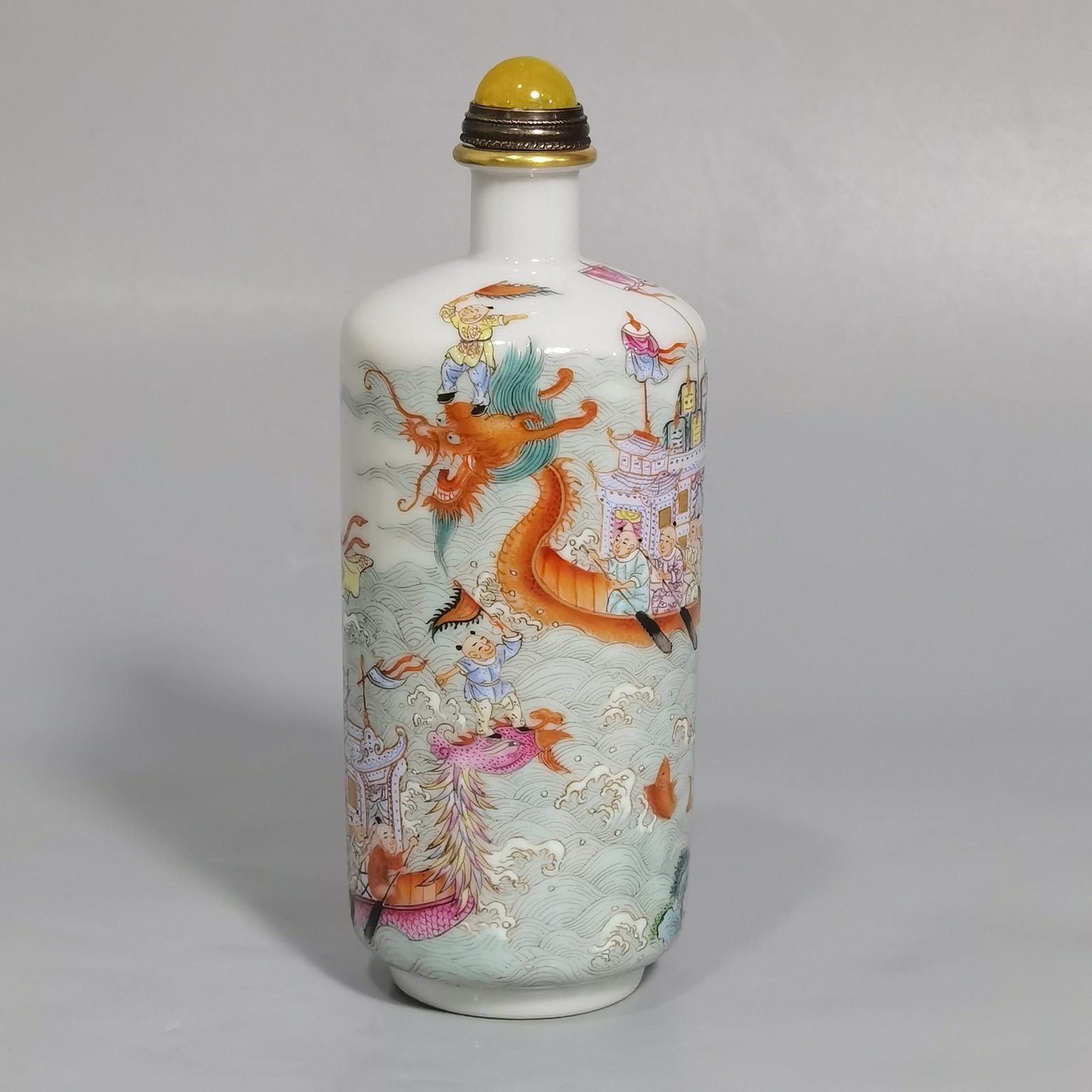 Qing Dynasty Qianlong Pastel dragon boat race snuff bottle